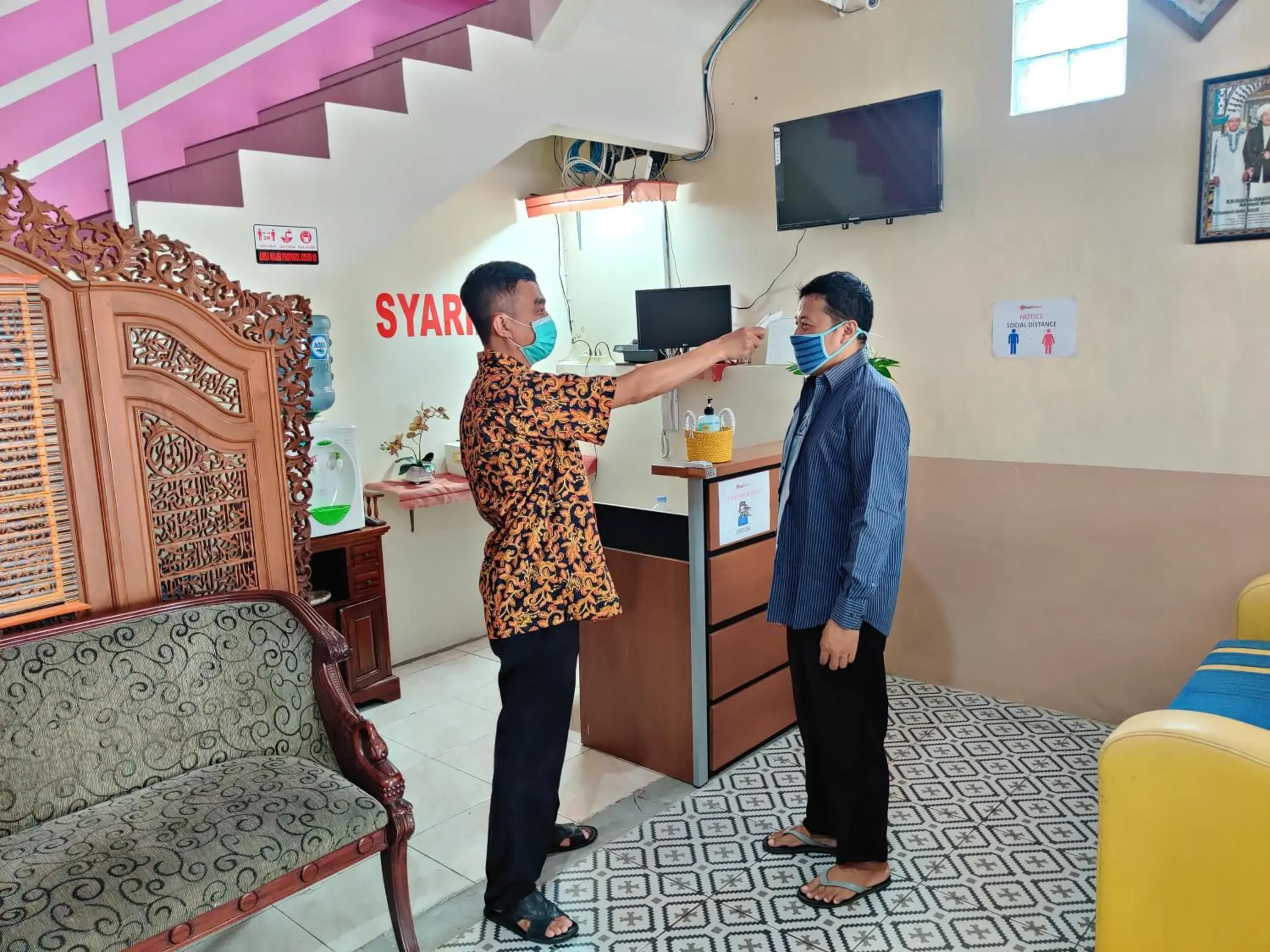 Lobby or reception in Ayuning Guest House Syariah Semarang Mitra RedDoorz Lobby or reception in Ayuning Guest House Syariah Semarang Mitra RedDoorz