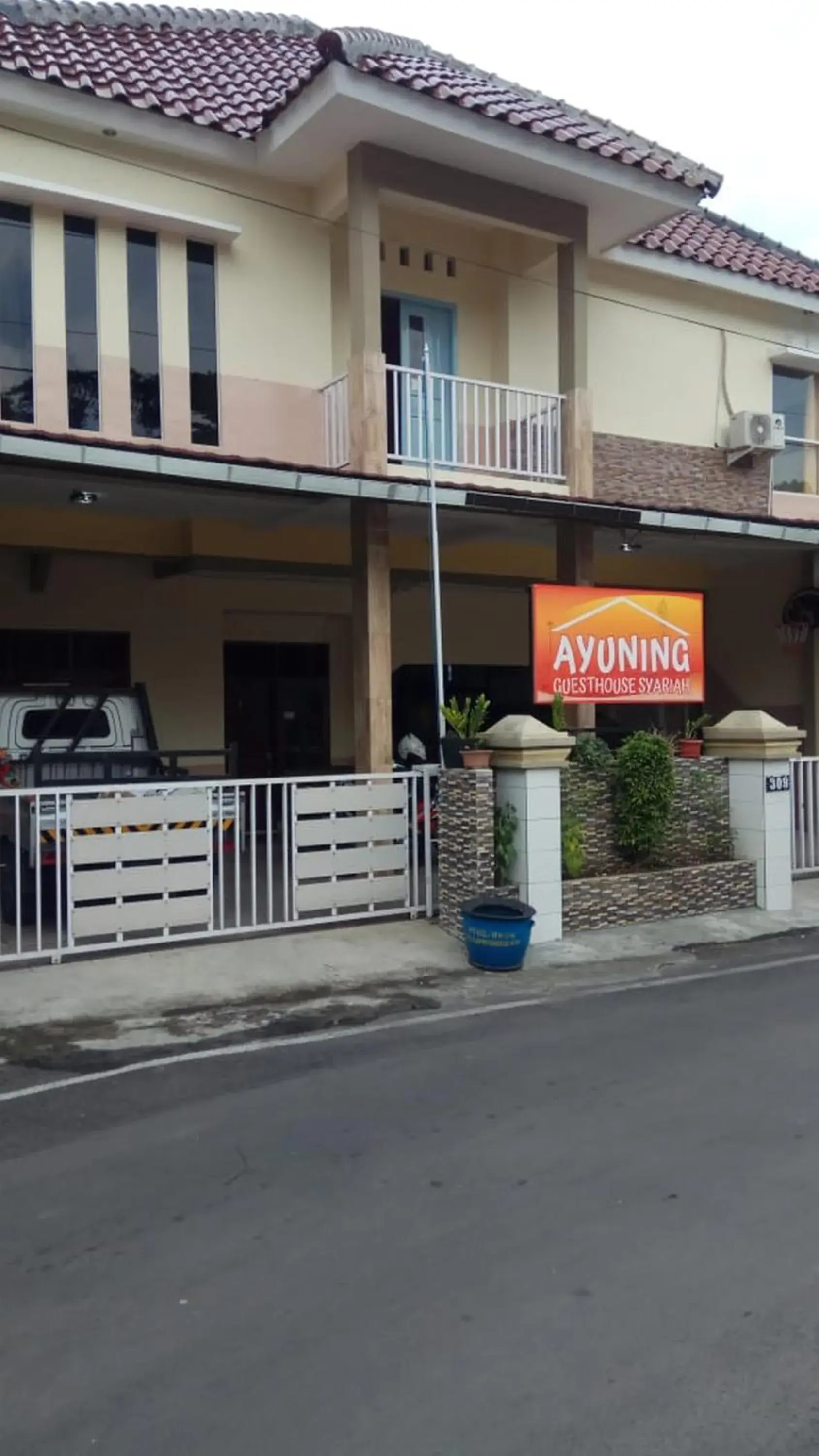 Property building in Ayuning Guest House Syariah Semarang Mitra RedDoorz Property building in Ayuning Guest House Syariah Semarang Mitra RedDoorz