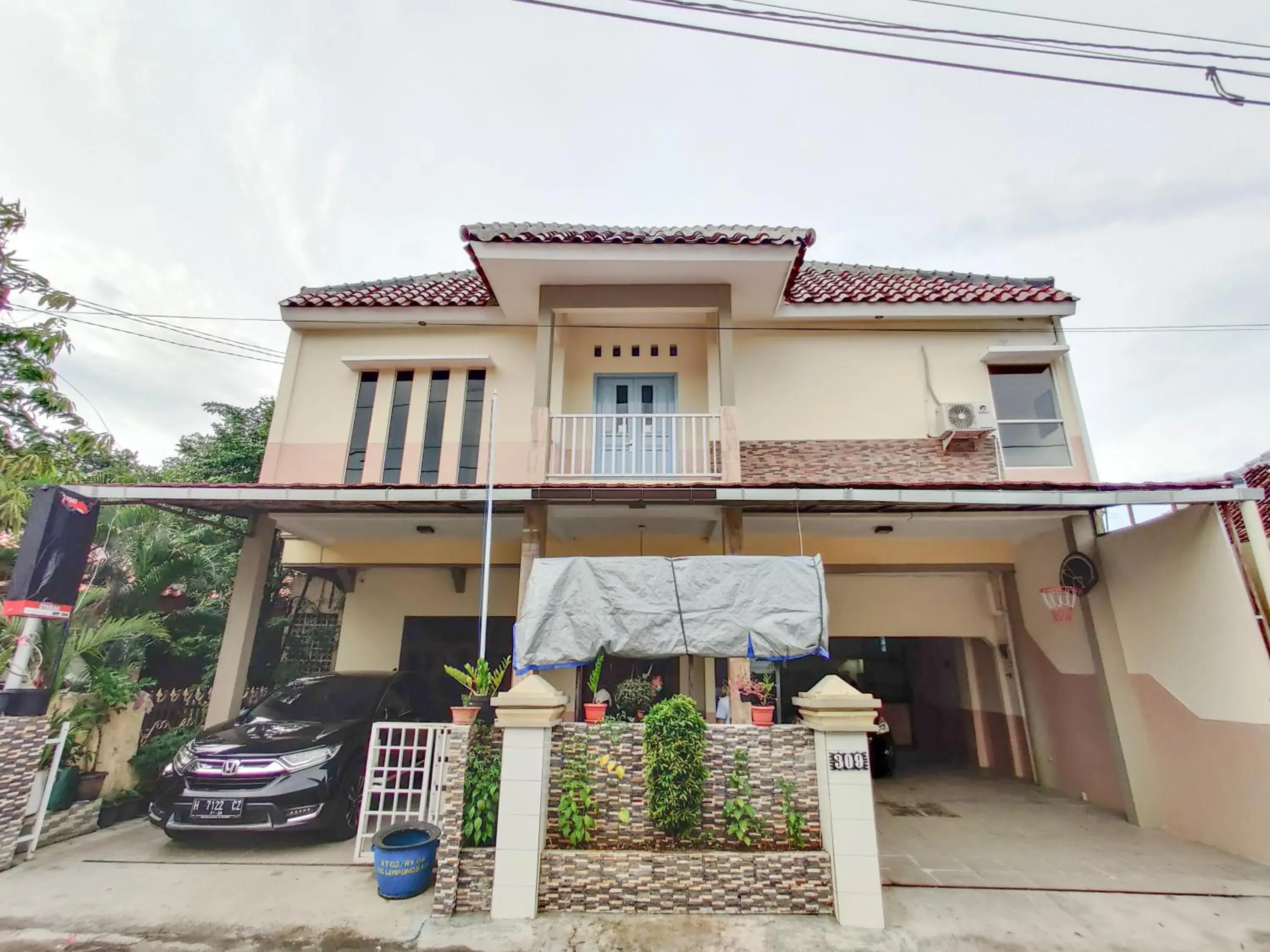Property building in Ayuning Guest House Syariah Semarang Mitra RedDoorz Property building in Ayuning Guest House Syariah Semarang Mitra RedDoorz