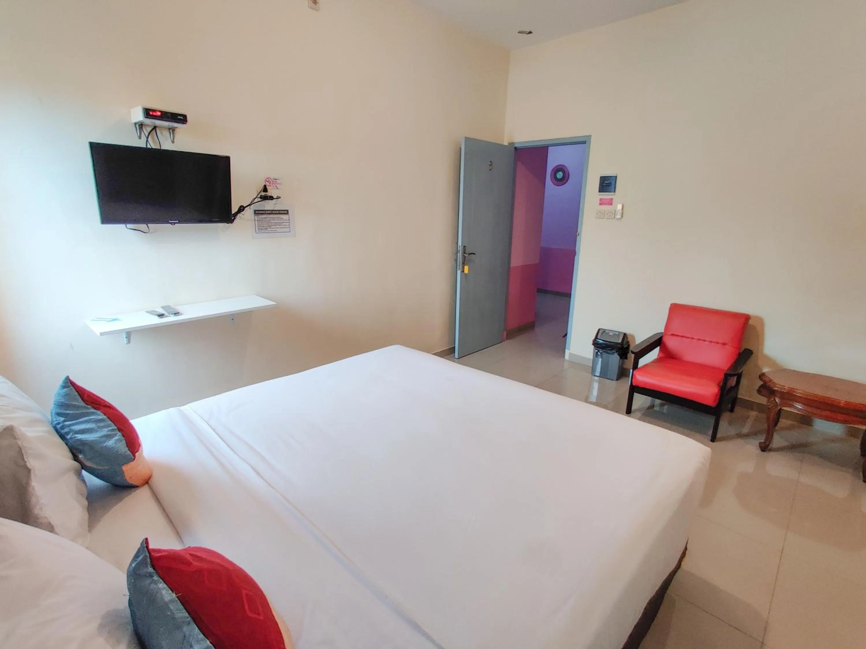 Bed in Ayuning Guest House Syariah Semarang Mitra RedDoorz