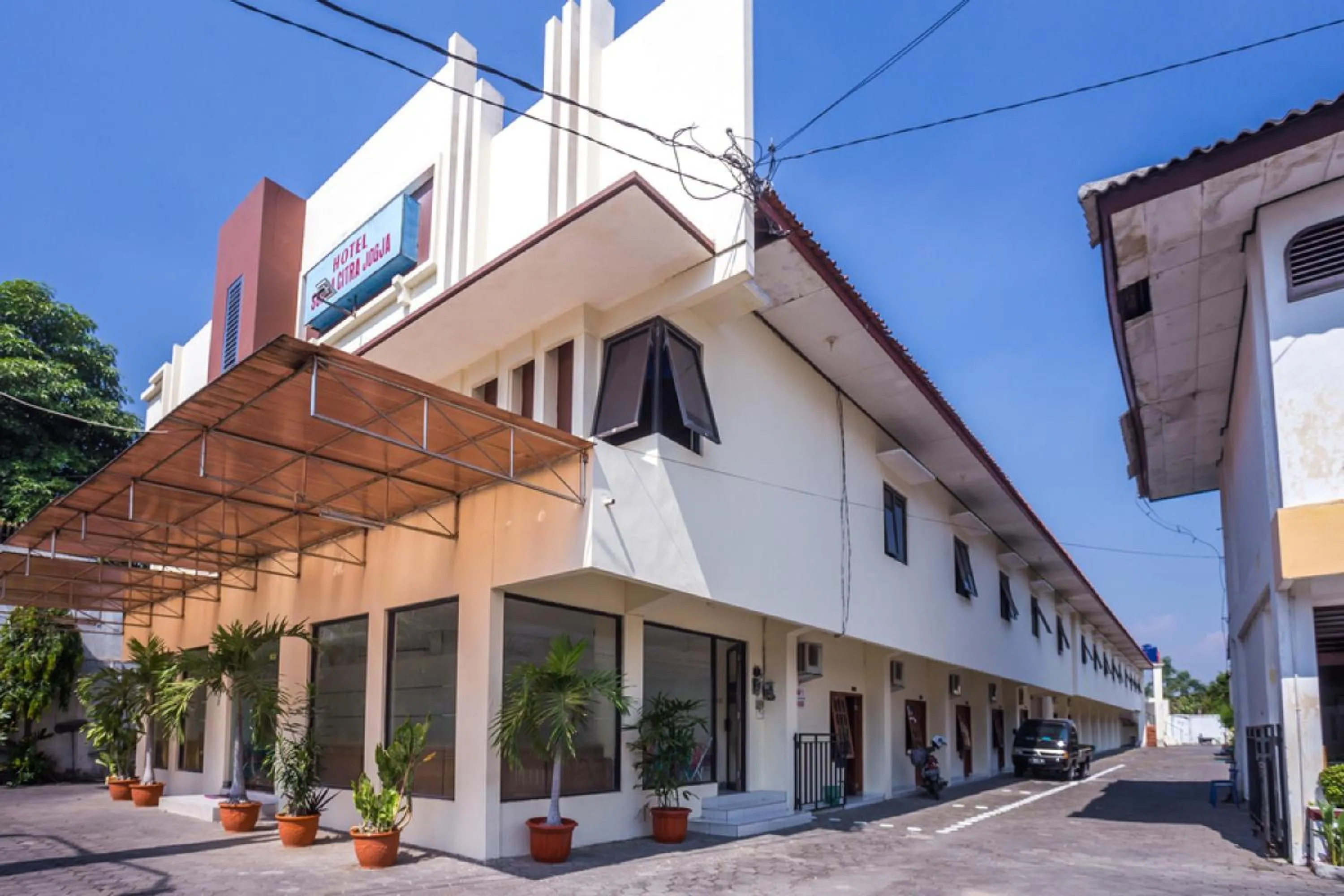 Facade/entrance in RedDoorz near XT Square 2