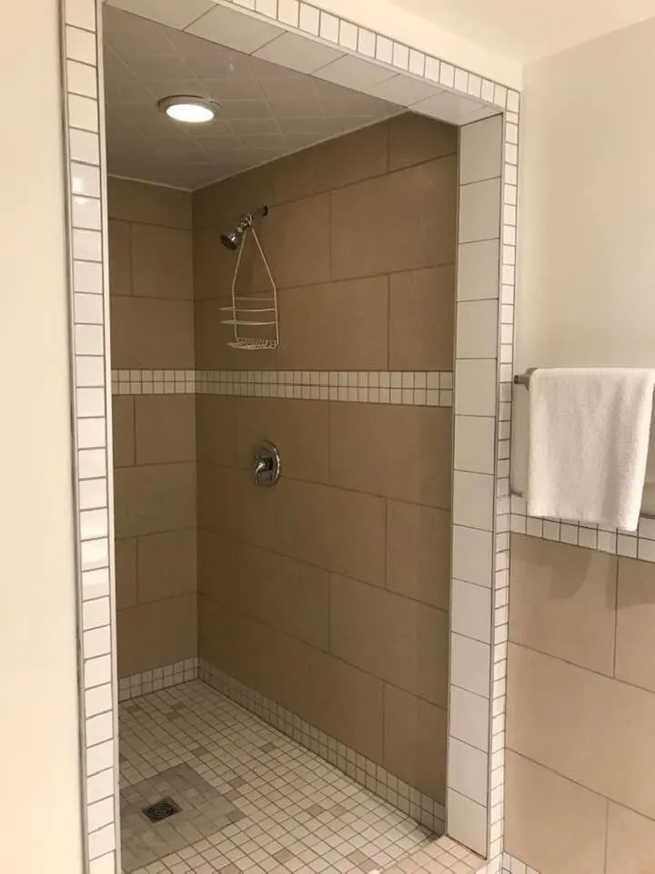 Shower in Coastal Inn - Kingfisher