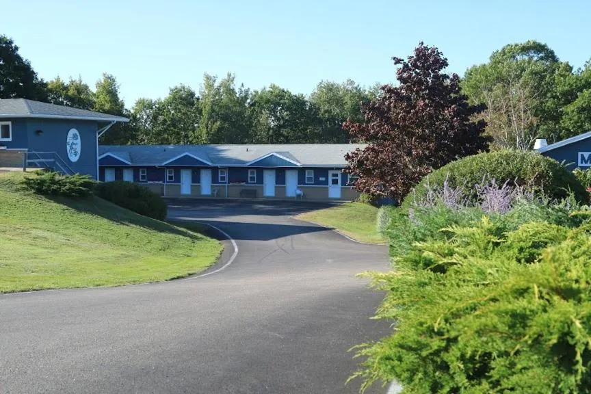 Property building in Coastal Inn - Kingfisher