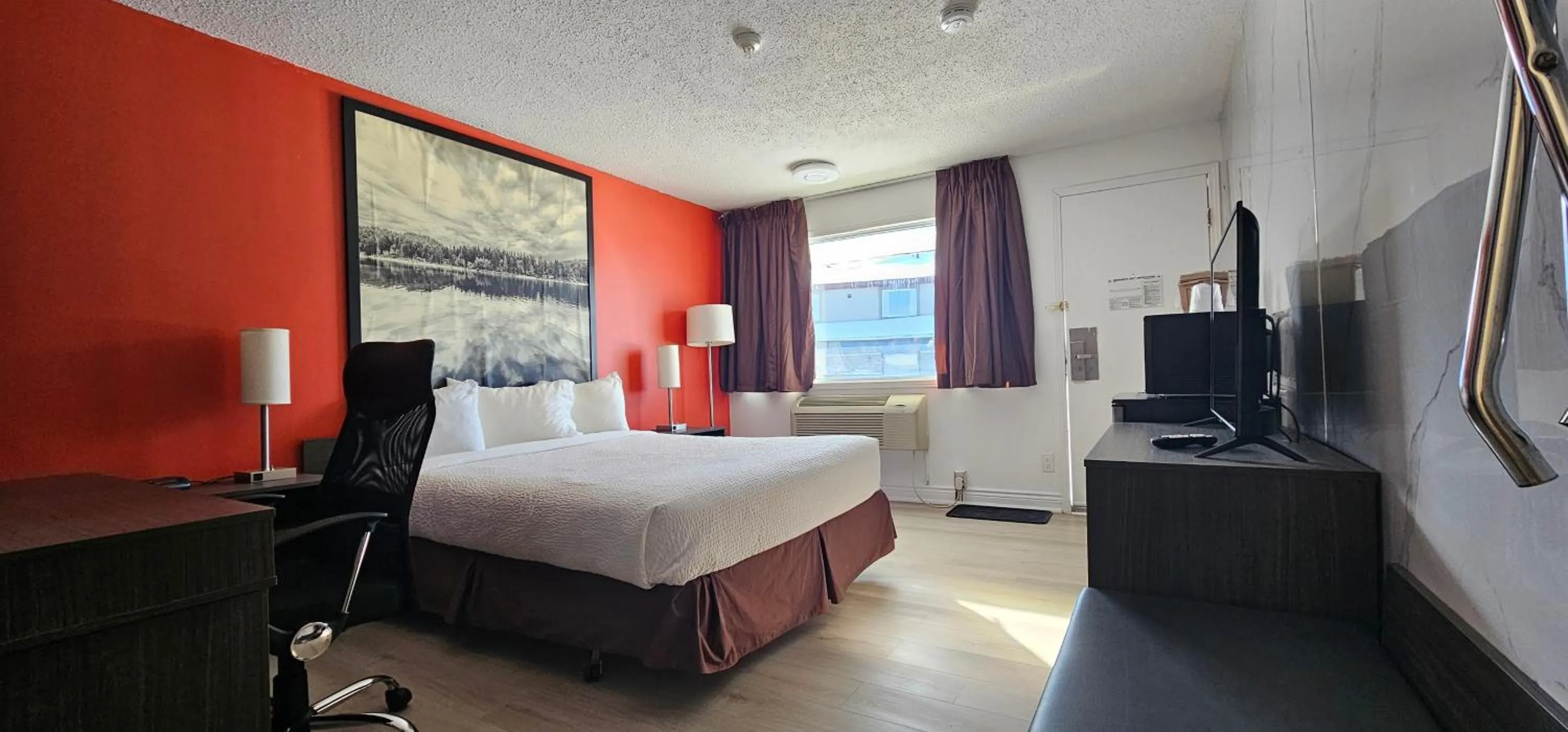 Photo of the whole room, Bed in Super 8 by Wyndham Kirkland Lake