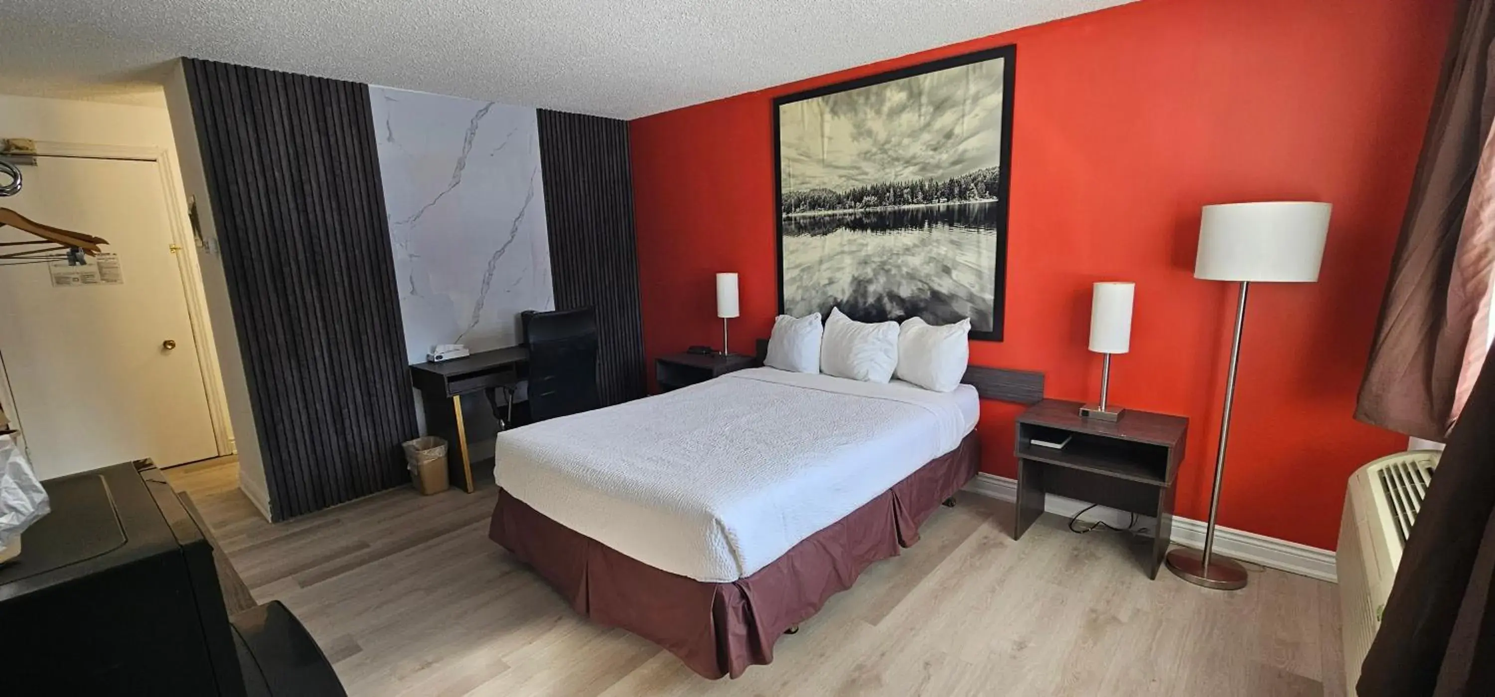 Bed in Super 8 by Wyndham Kirkland Lake Bed in Super 8 by Wyndham Kirkland Lake