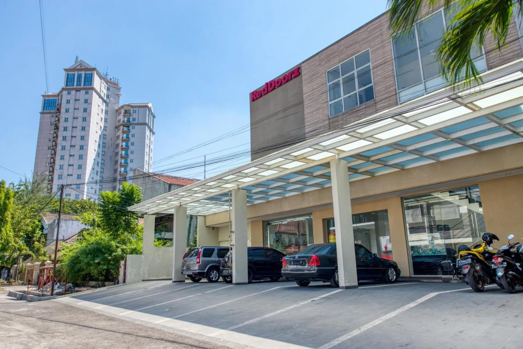 Property logo or sign in RedDoorz near Ciputra World 3