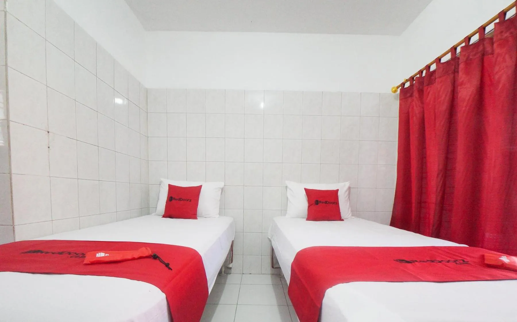 Bedroom, Bed in RedDoorz @ Tretes 2