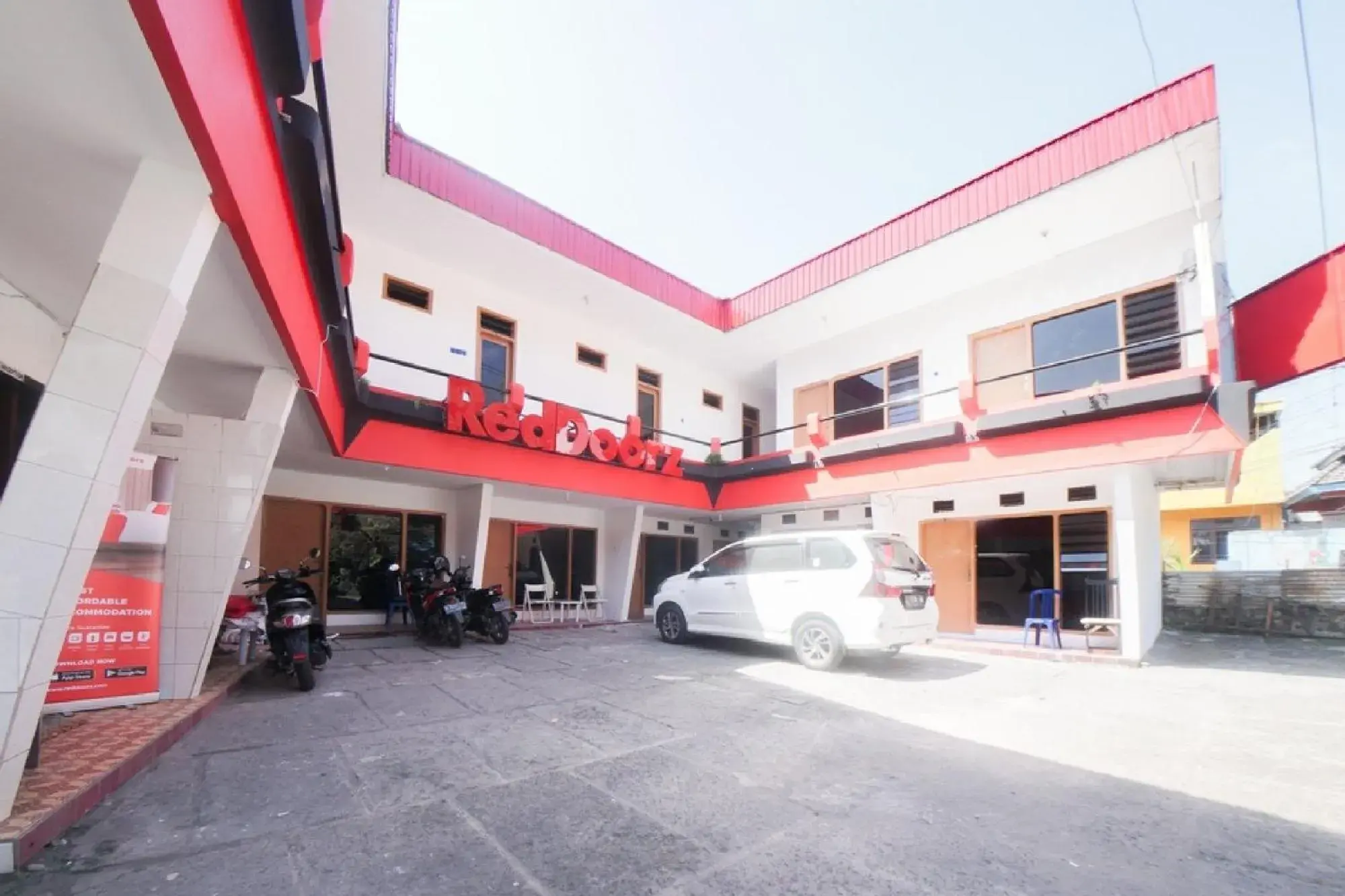 Facade/entrance in RedDoorz @ Tretes 2 Facade/entrance in RedDoorz @ Tretes 2