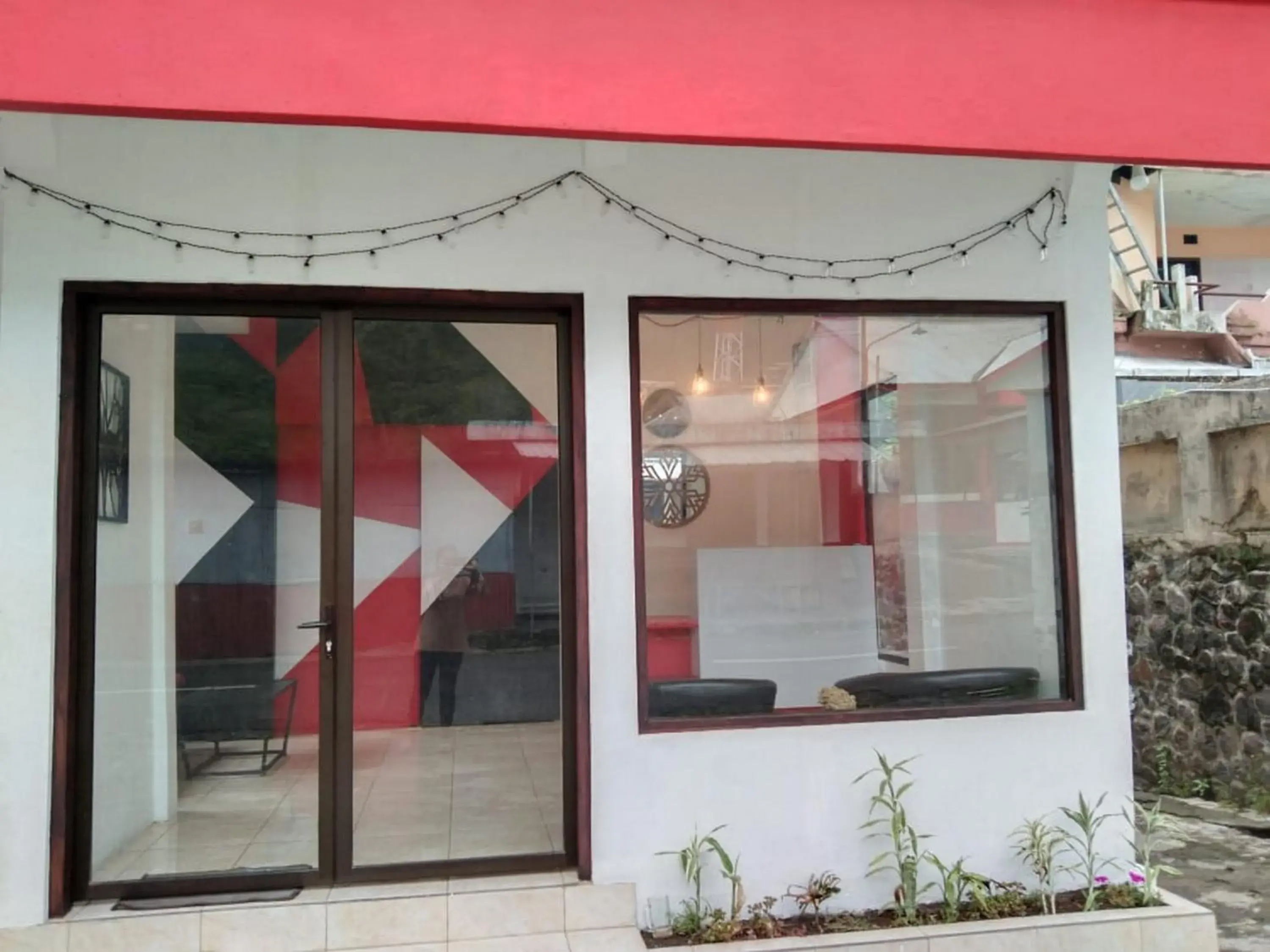 Facade/entrance in RedDoorz @ Tretes 2 Facade/entrance in RedDoorz @ Tretes 2