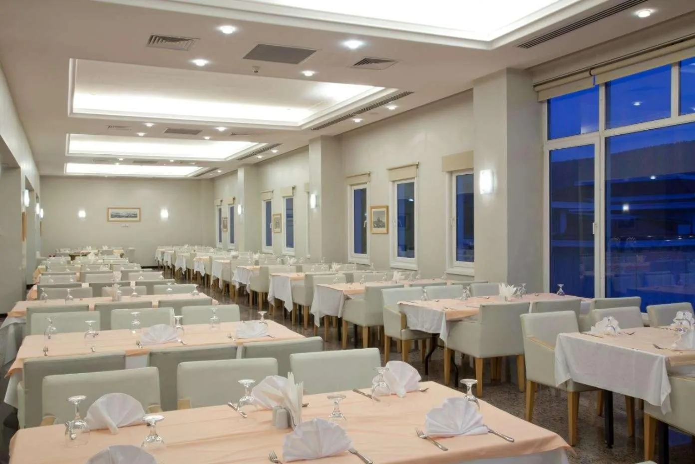 Restaurant/places to eat in Eliz Hotel Convention Center Thermal Spa & Wellnes