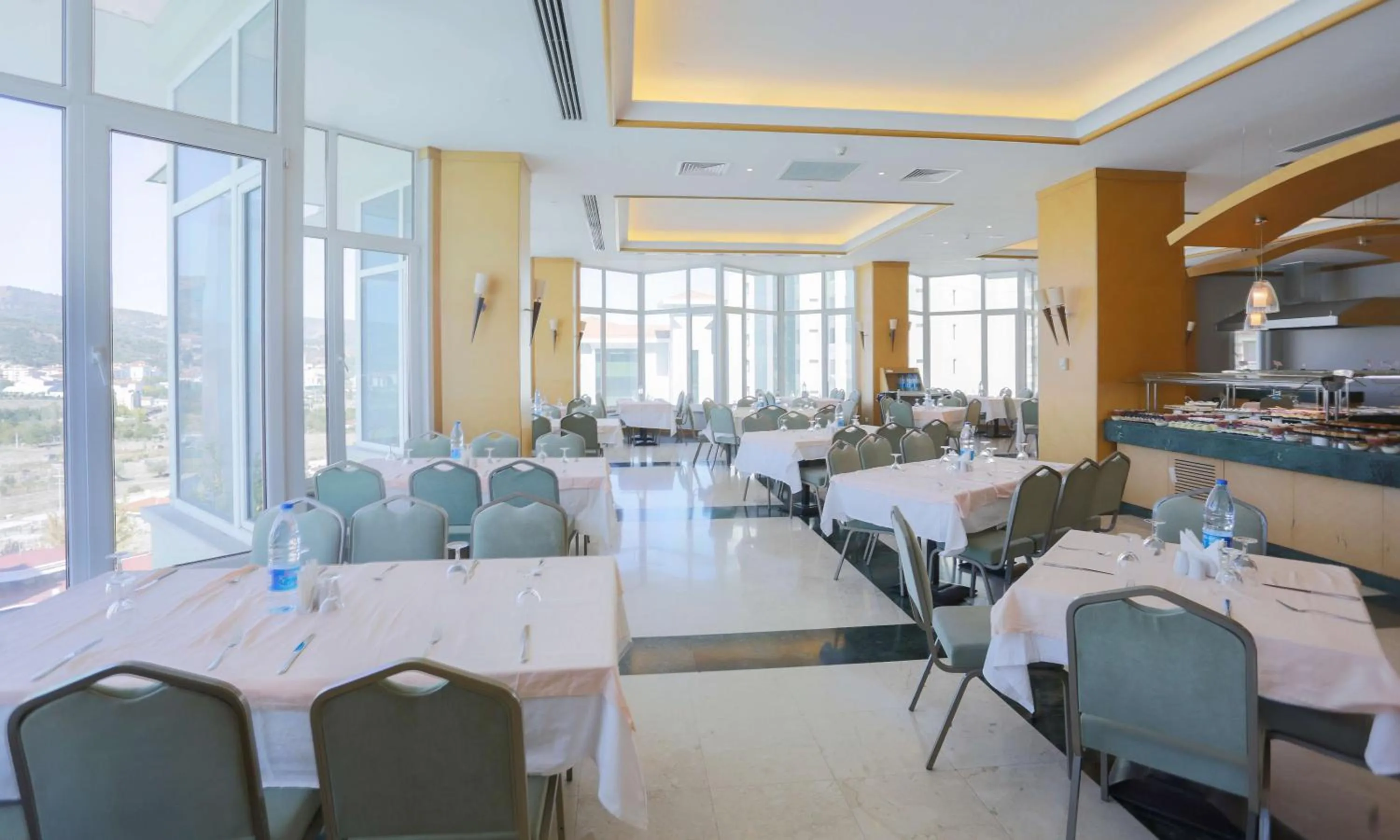 Restaurant/places to eat in Eliz Hotel Convention Center Thermal Spa & Wellnes