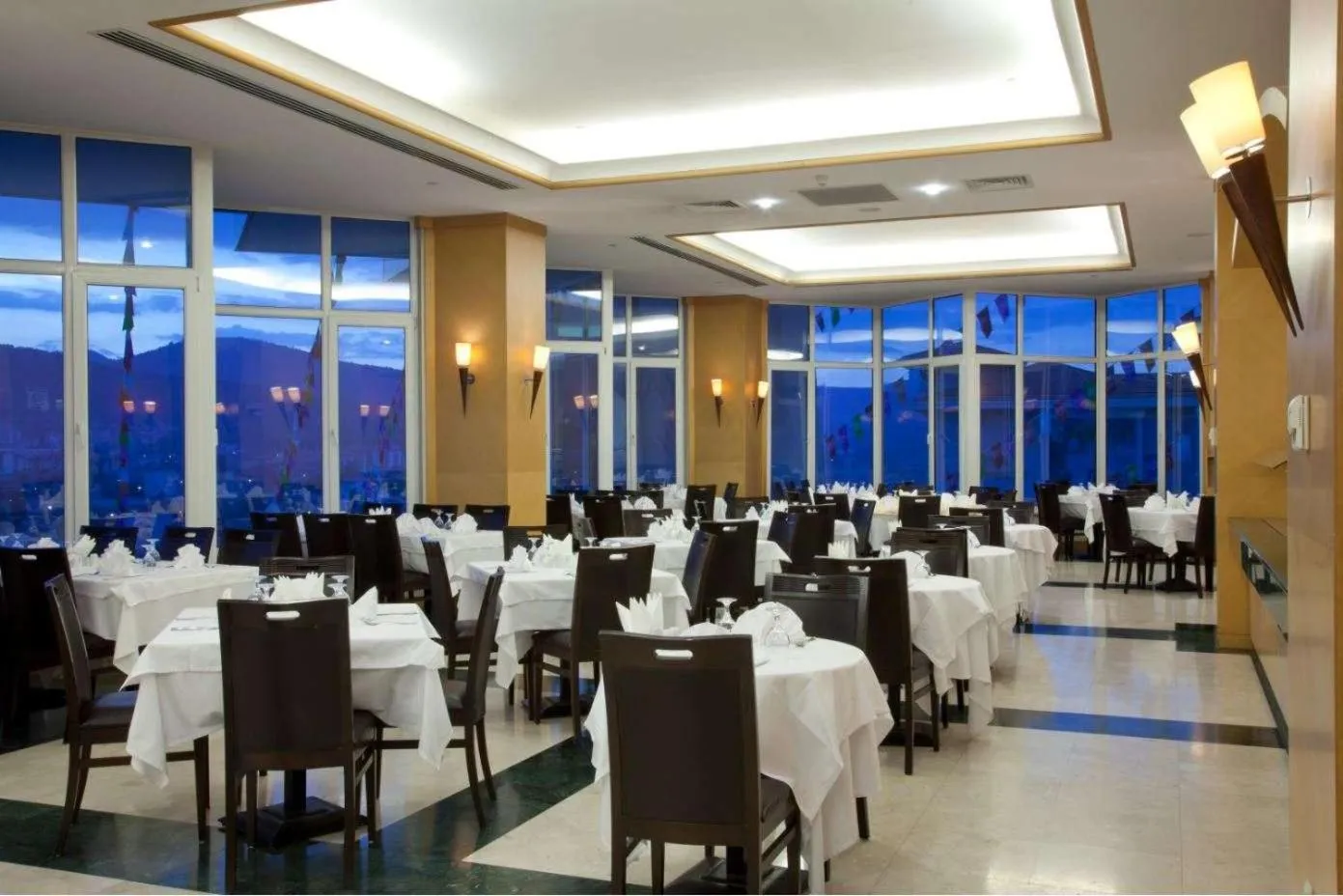 Restaurant/places to eat in Eliz Hotel Convention Center Thermal Spa & Wellnes