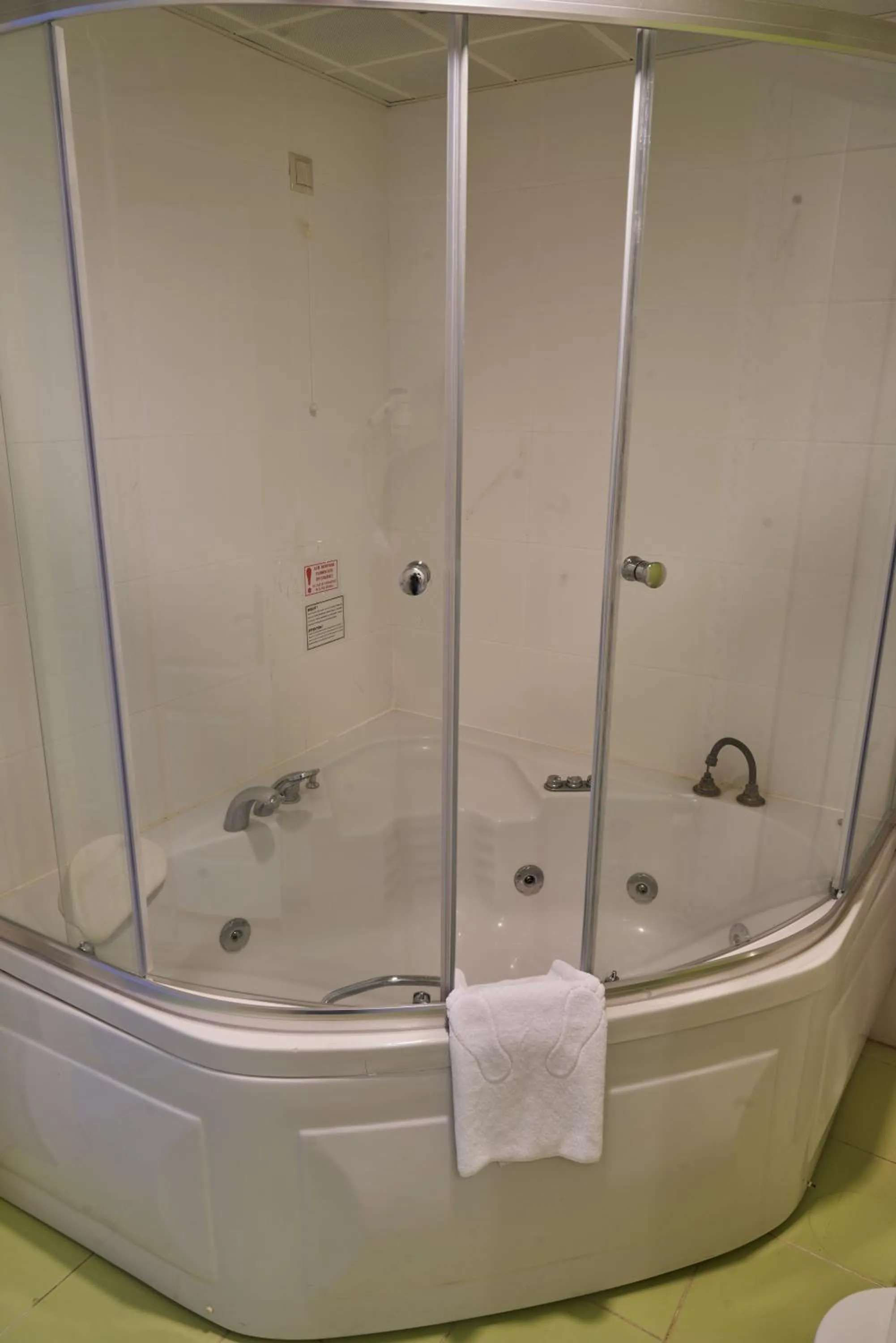 Shower in Eliz Hotel Convention Center Thermal Spa & Wellnes