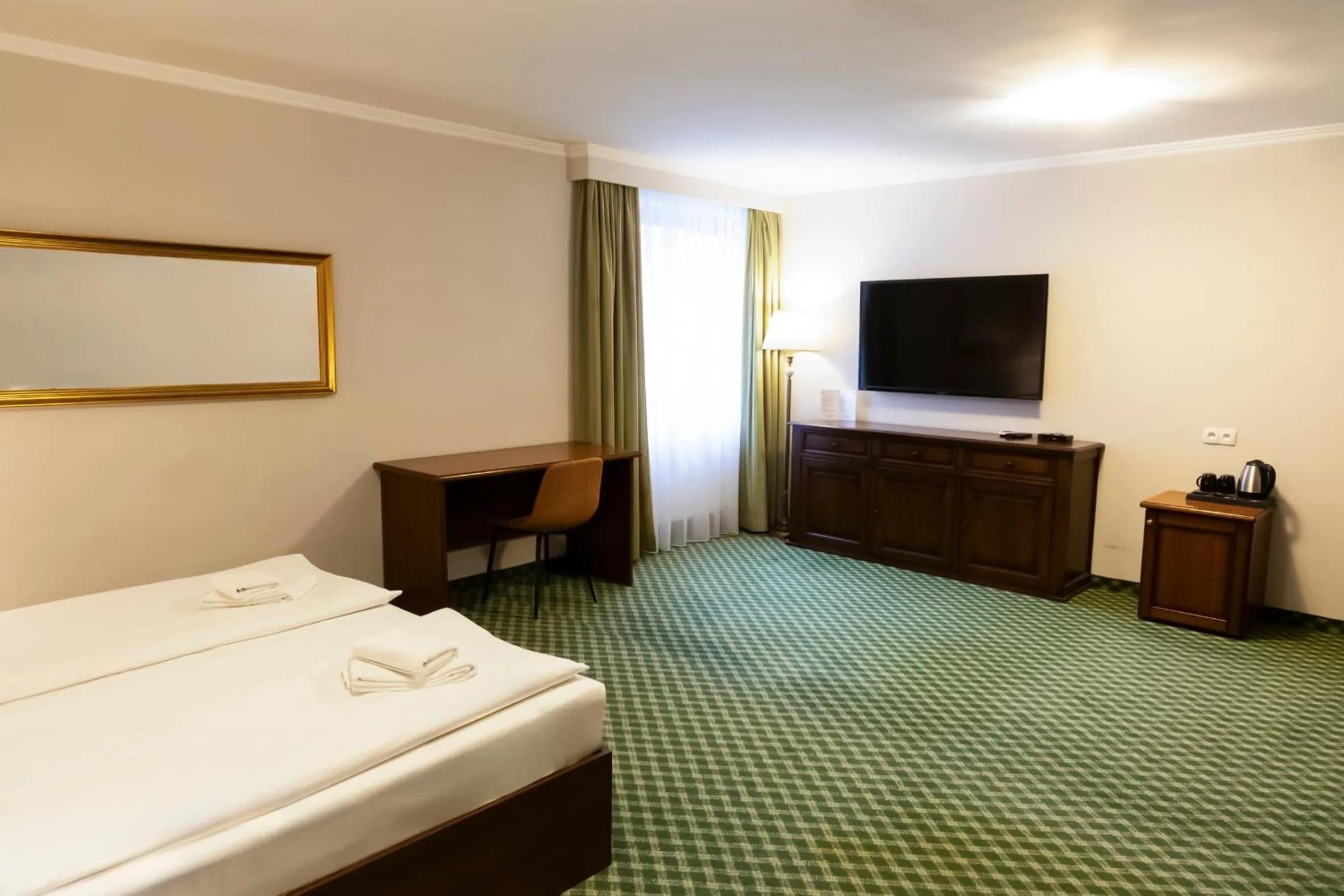 Communal lounge/ TV room, Bed in Noclegi Hit Rooms & Apartments