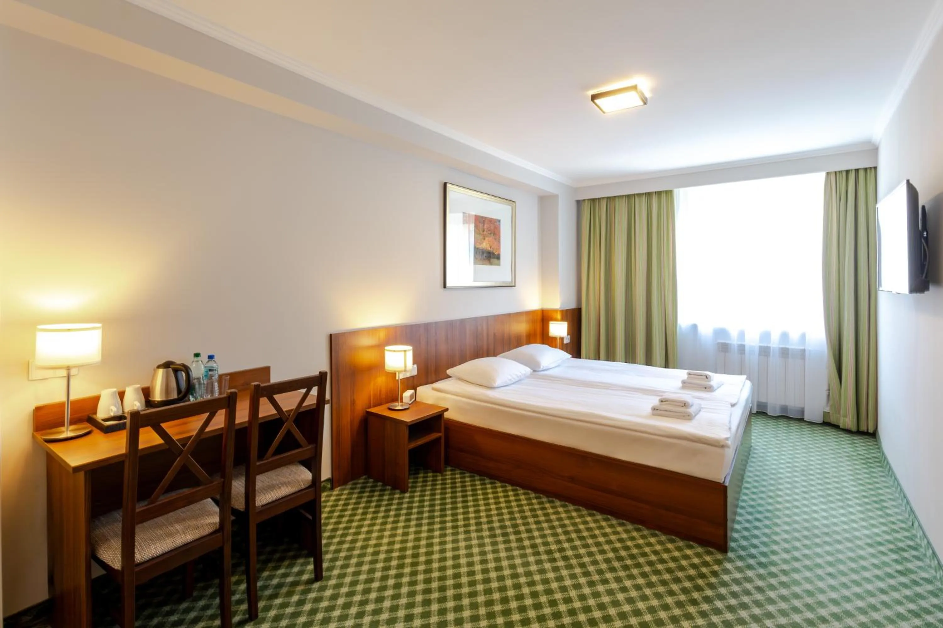 Communal lounge/ TV room, Bed in Noclegi Hit Rooms & Apartments