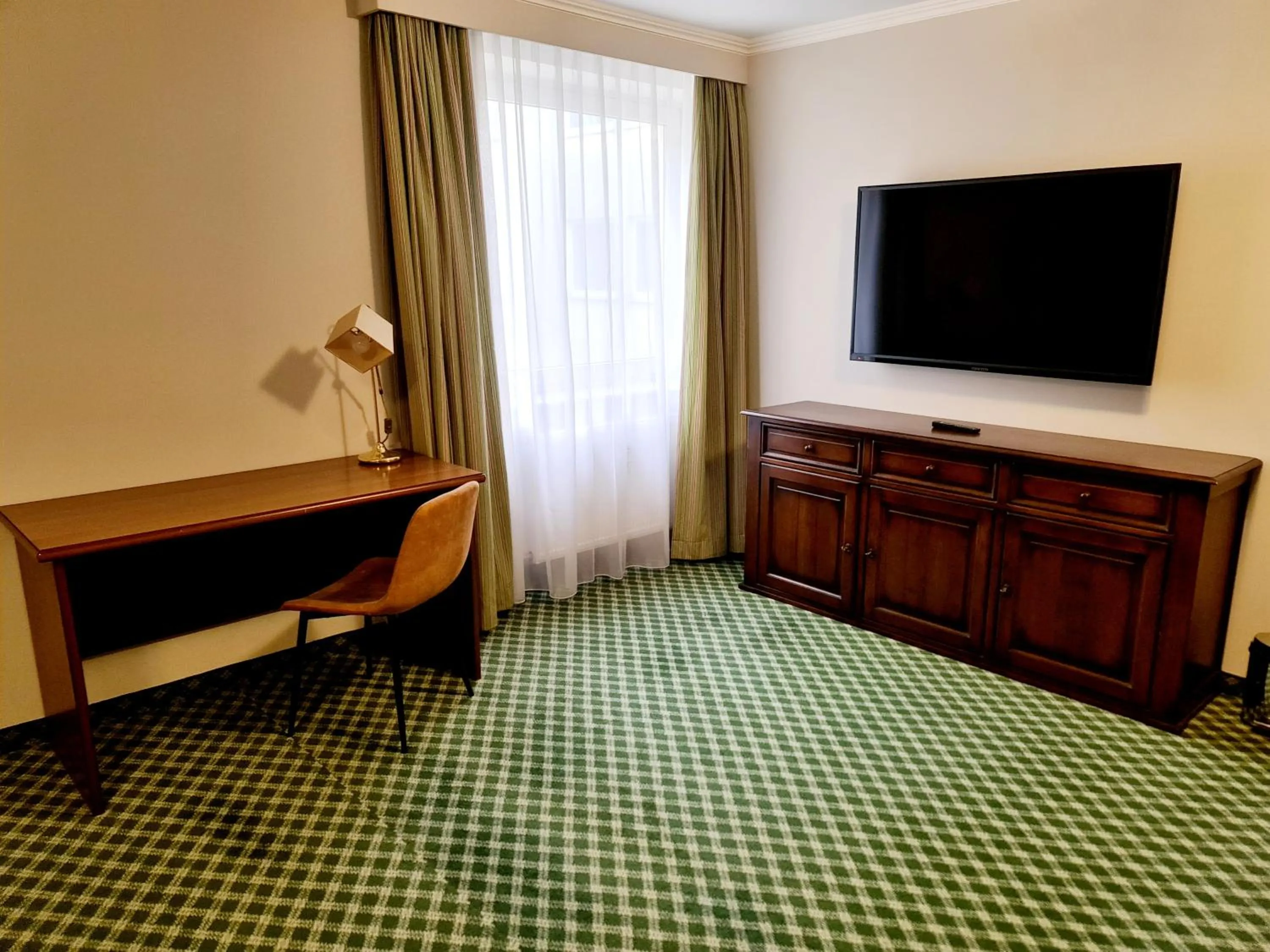 Communal lounge/ TV room in Noclegi Hit Rooms & Apartments