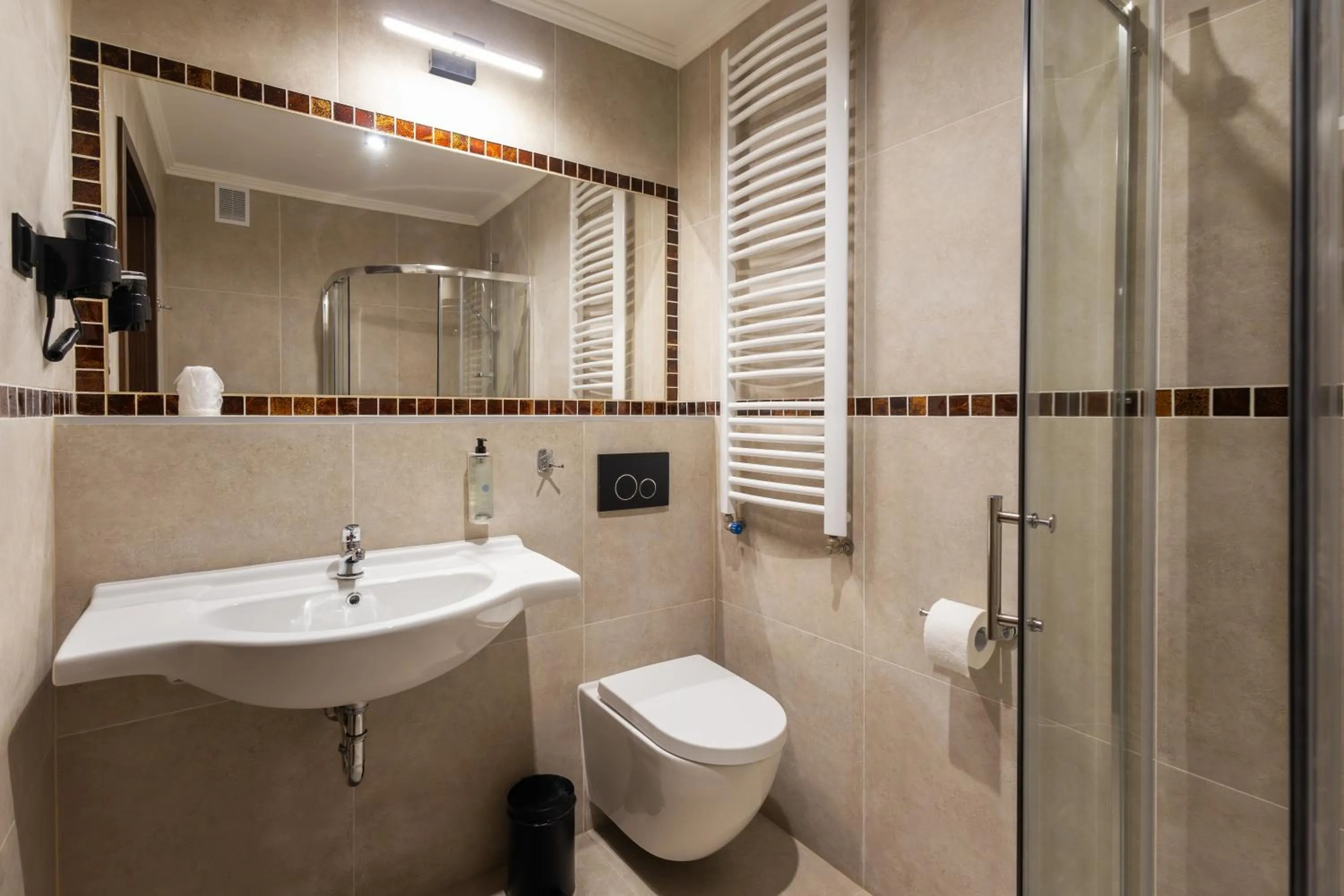 Shower in Noclegi Hit Rooms & Apartments