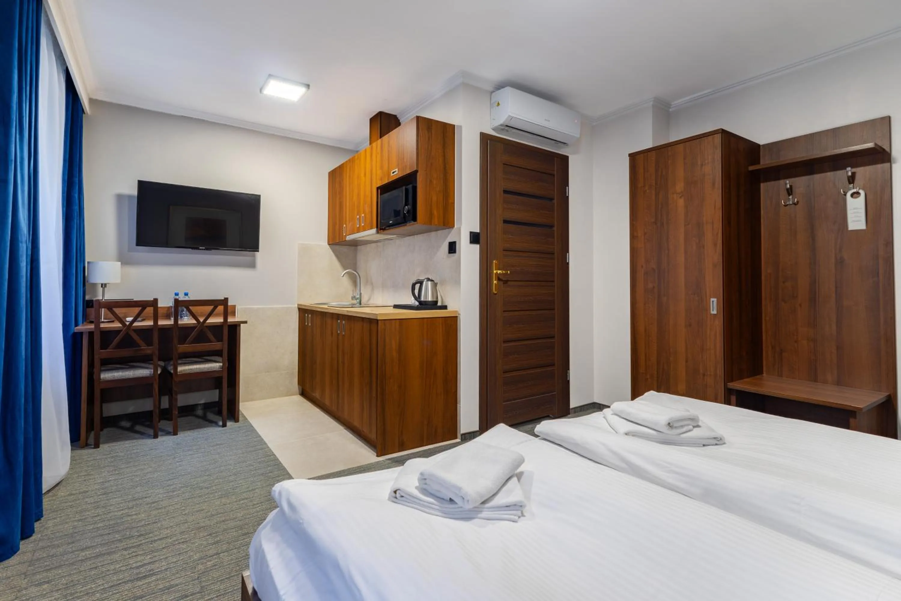 Communal lounge/ TV room, Bed in Noclegi Hit Rooms & Apartments