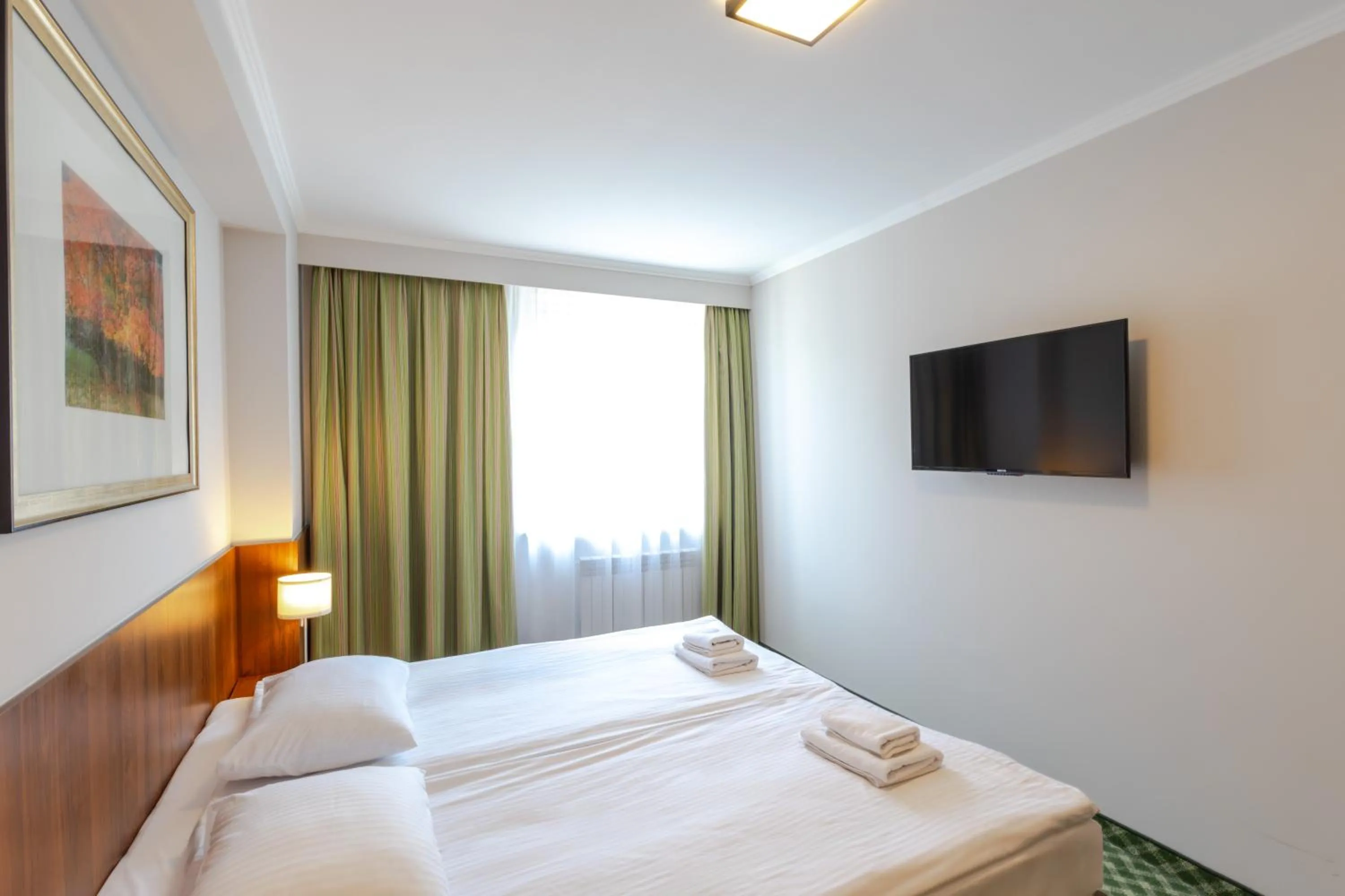 Communal lounge/ TV room, Bed in Noclegi Hit Rooms & Apartments