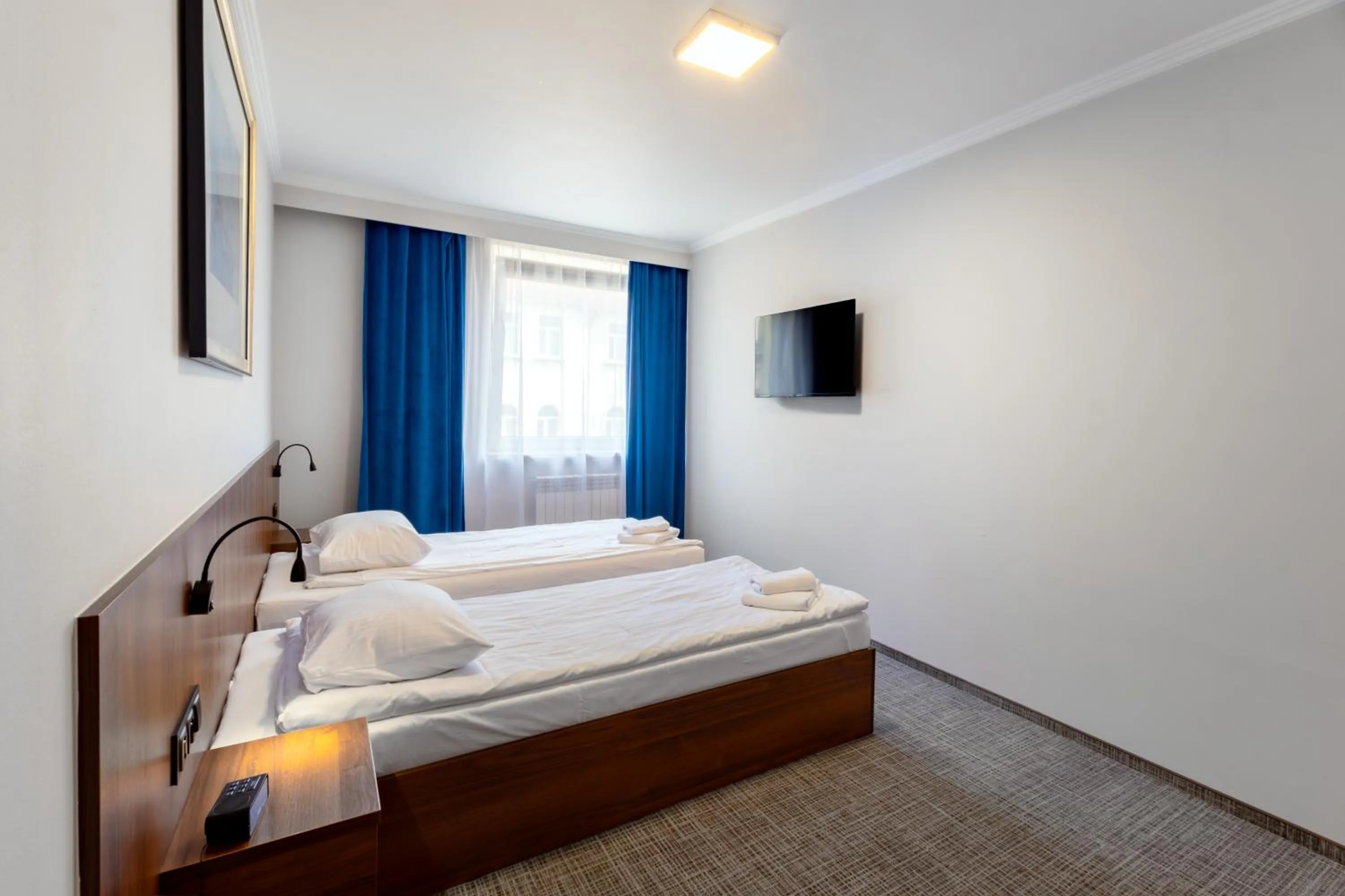 Communal lounge/ TV room, Bed in Noclegi Hit Rooms & Apartments