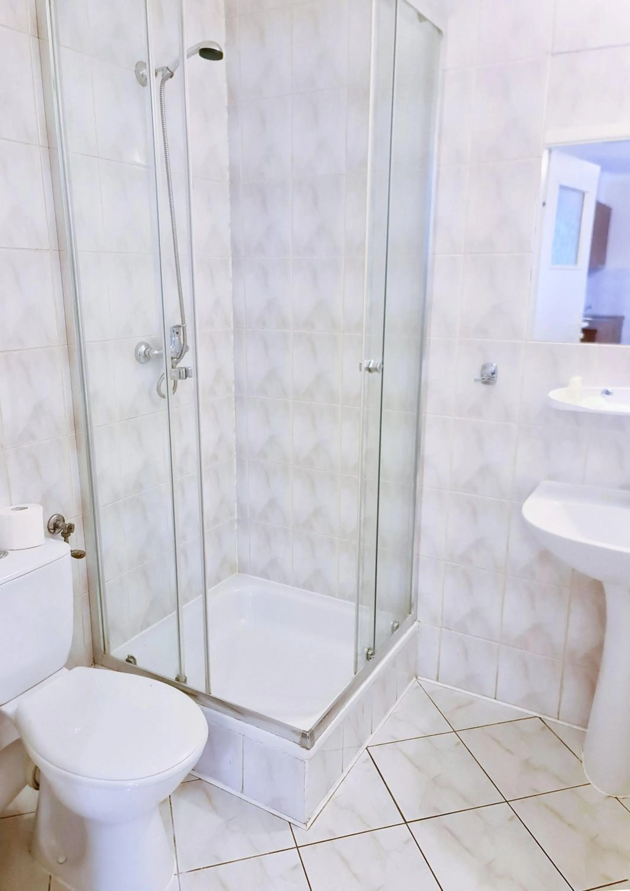 Shower in Noclegi Hit Rooms & Apartments