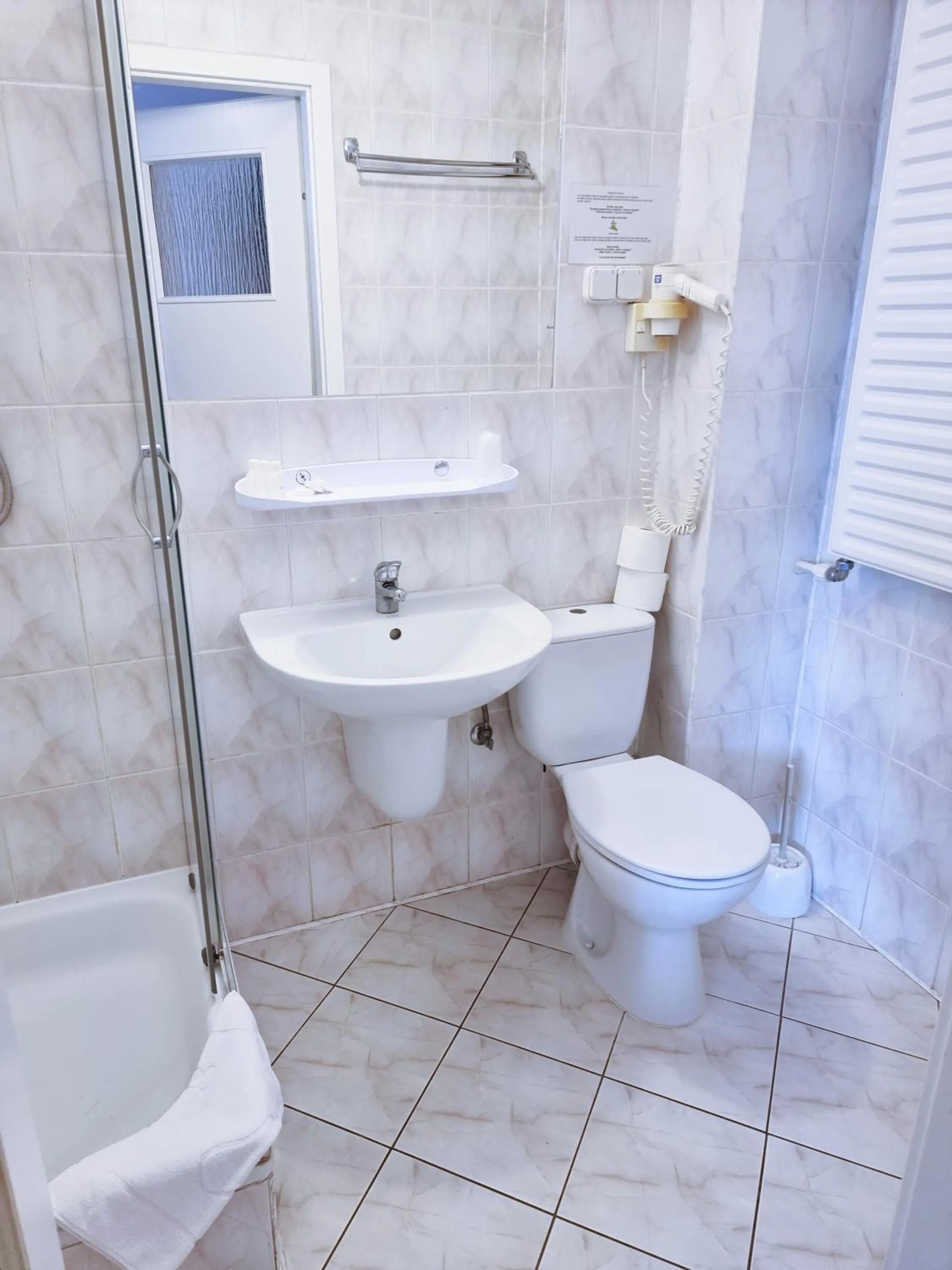 Shower in Noclegi Hit Rooms & Apartments