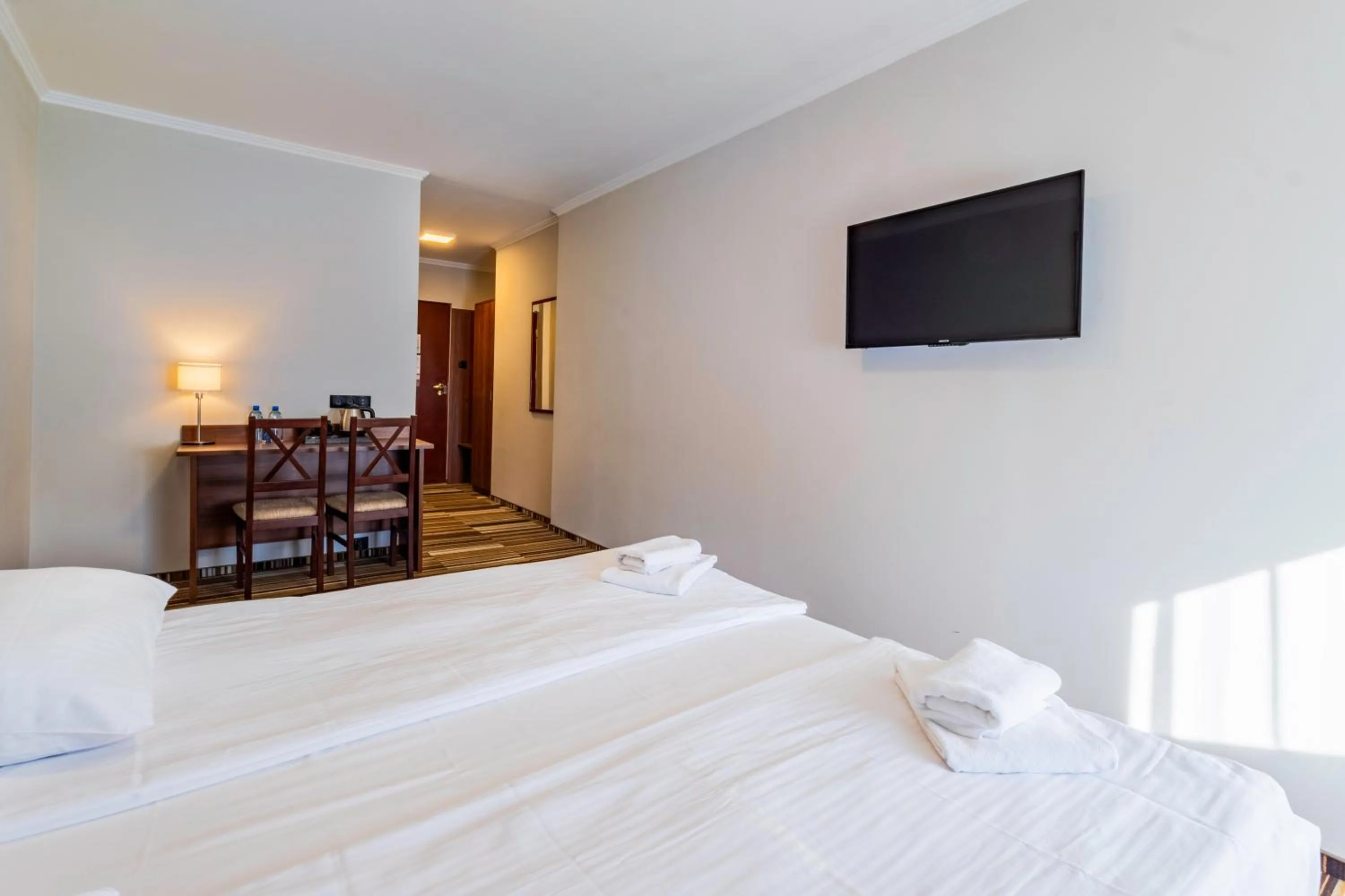 Communal lounge/ TV room, Bed in Noclegi Hit Rooms & Apartments