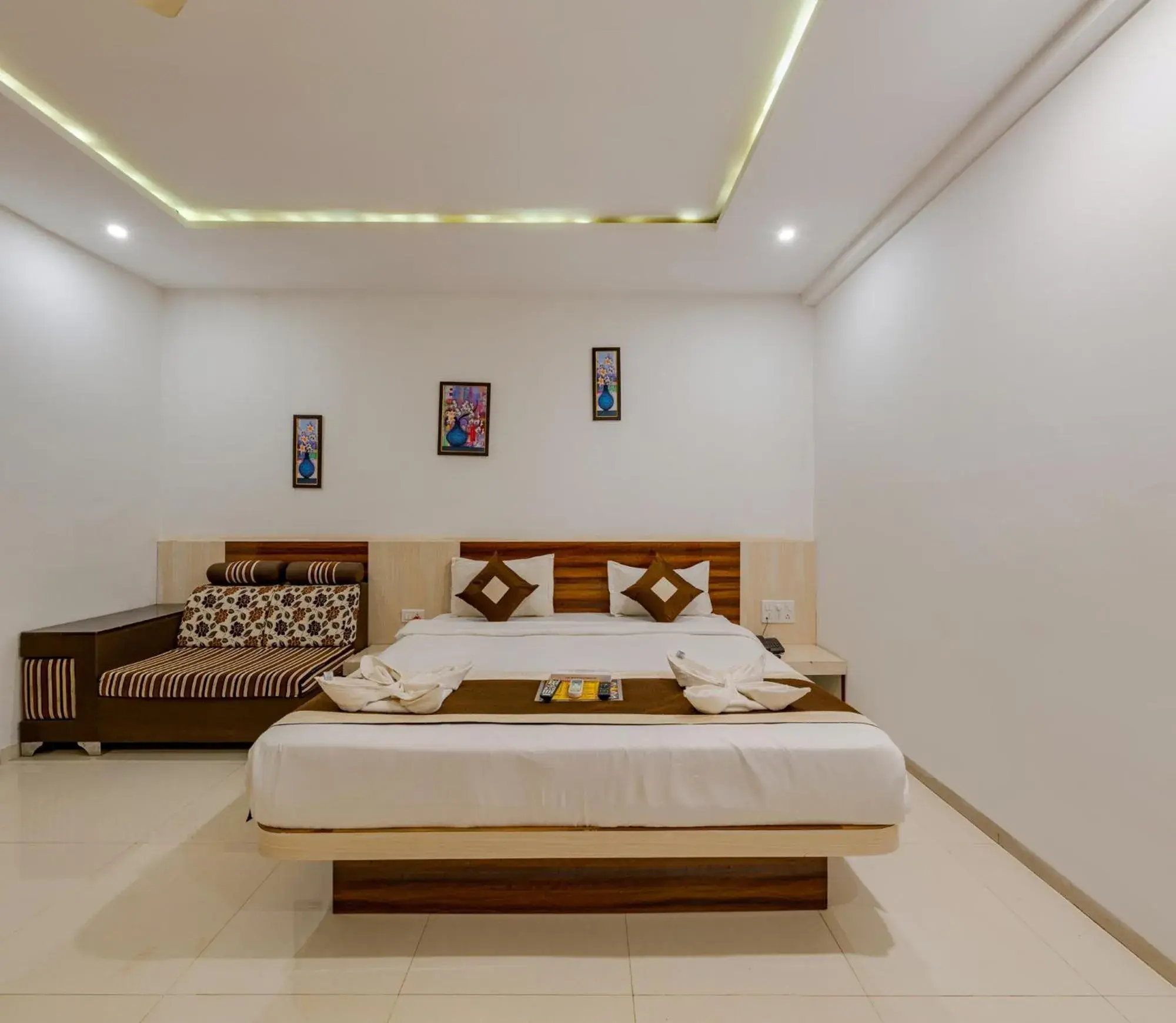 Photo of the whole room in Hotel Mahabaleshwar Fragrance Photo of the whole room in Hotel Mahabaleshwar Fragrance