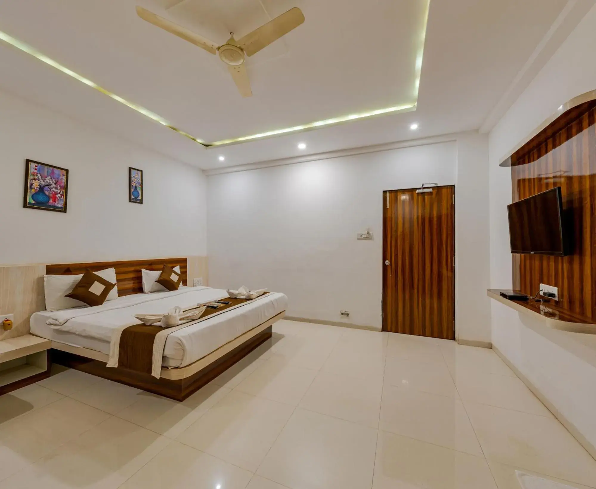 Photo of the whole room in Hotel Mahabaleshwar Fragrance Photo of the whole room in Hotel Mahabaleshwar Fragrance