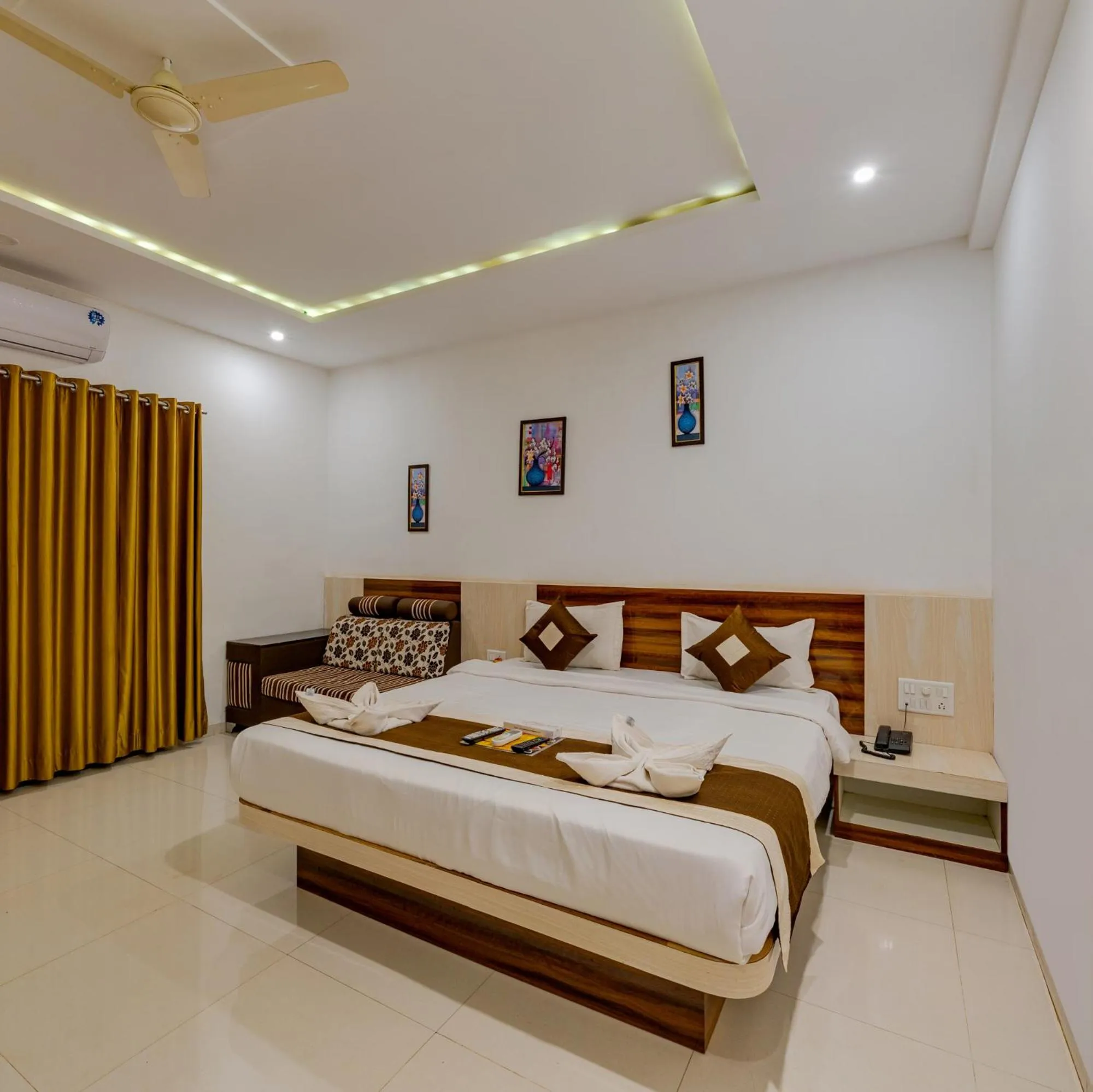 Photo of the whole room in Hotel Mahabaleshwar Fragrance