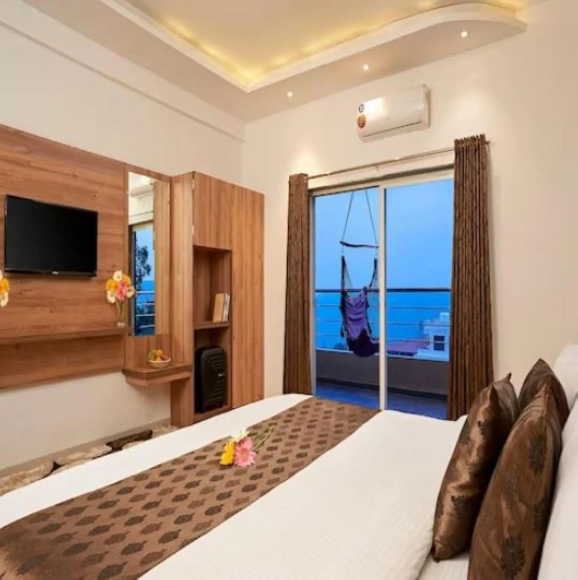 Bed in Hotel Mahabaleshwar Fragrance