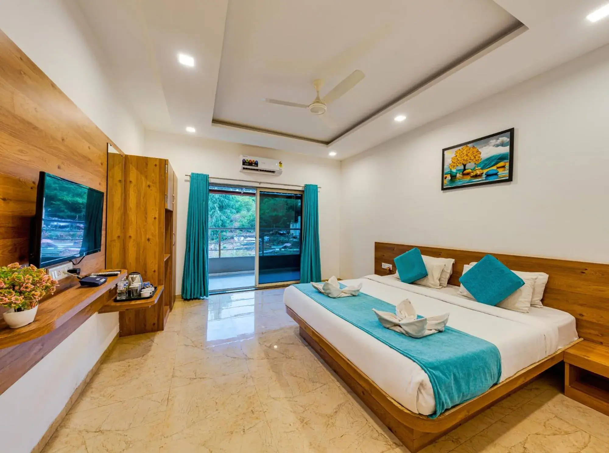 Photo of the whole room in Hotel Mahabaleshwar Fragrance Photo of the whole room in Hotel Mahabaleshwar Fragrance