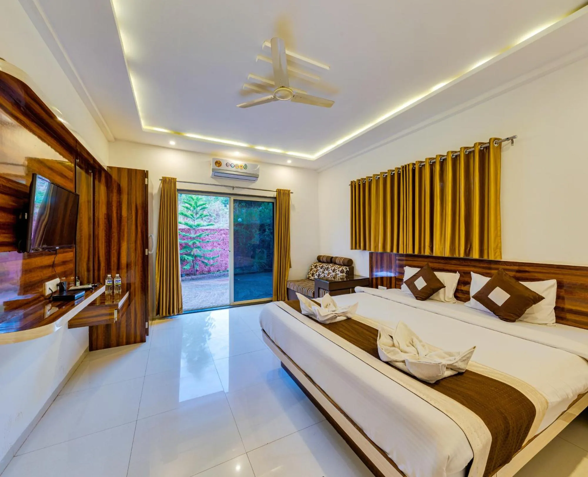 Photo of the whole room in Hotel Mahabaleshwar Fragrance