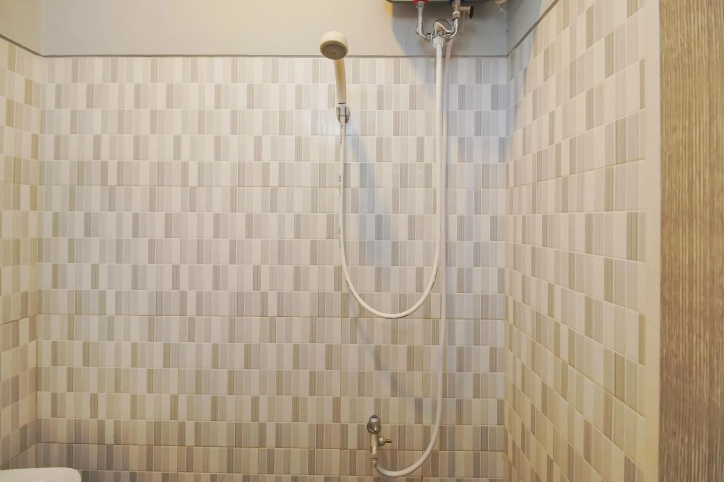 Shower in Urbanview Hotel Arafuru Residence Duren Sawit Shower in Urbanview Hotel Arafuru Residence Duren Sawit