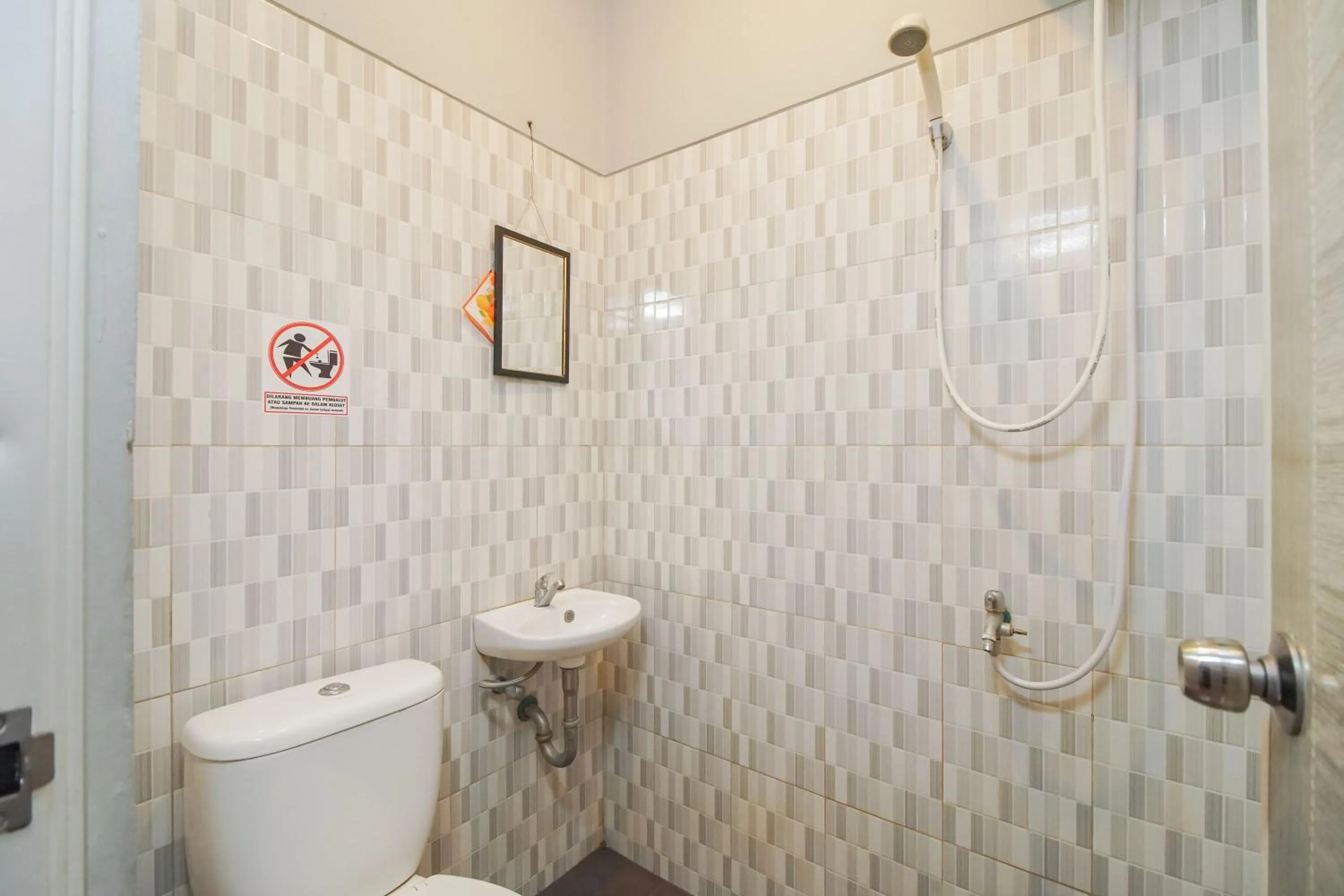 Toilet in Urbanview Hotel Arafuru Residence Duren Sawit