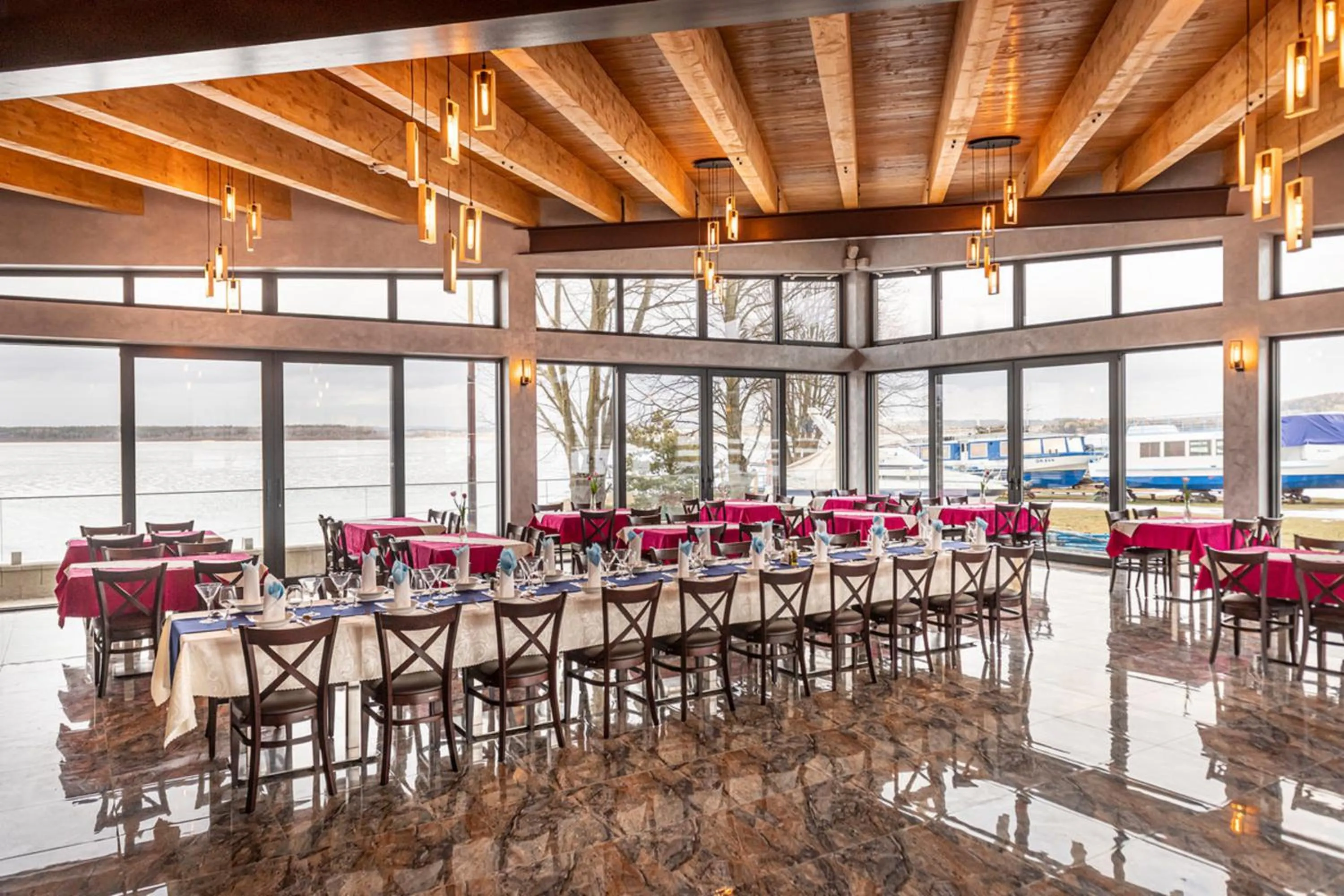 Restaurant/places to eat in Hotel Prístav