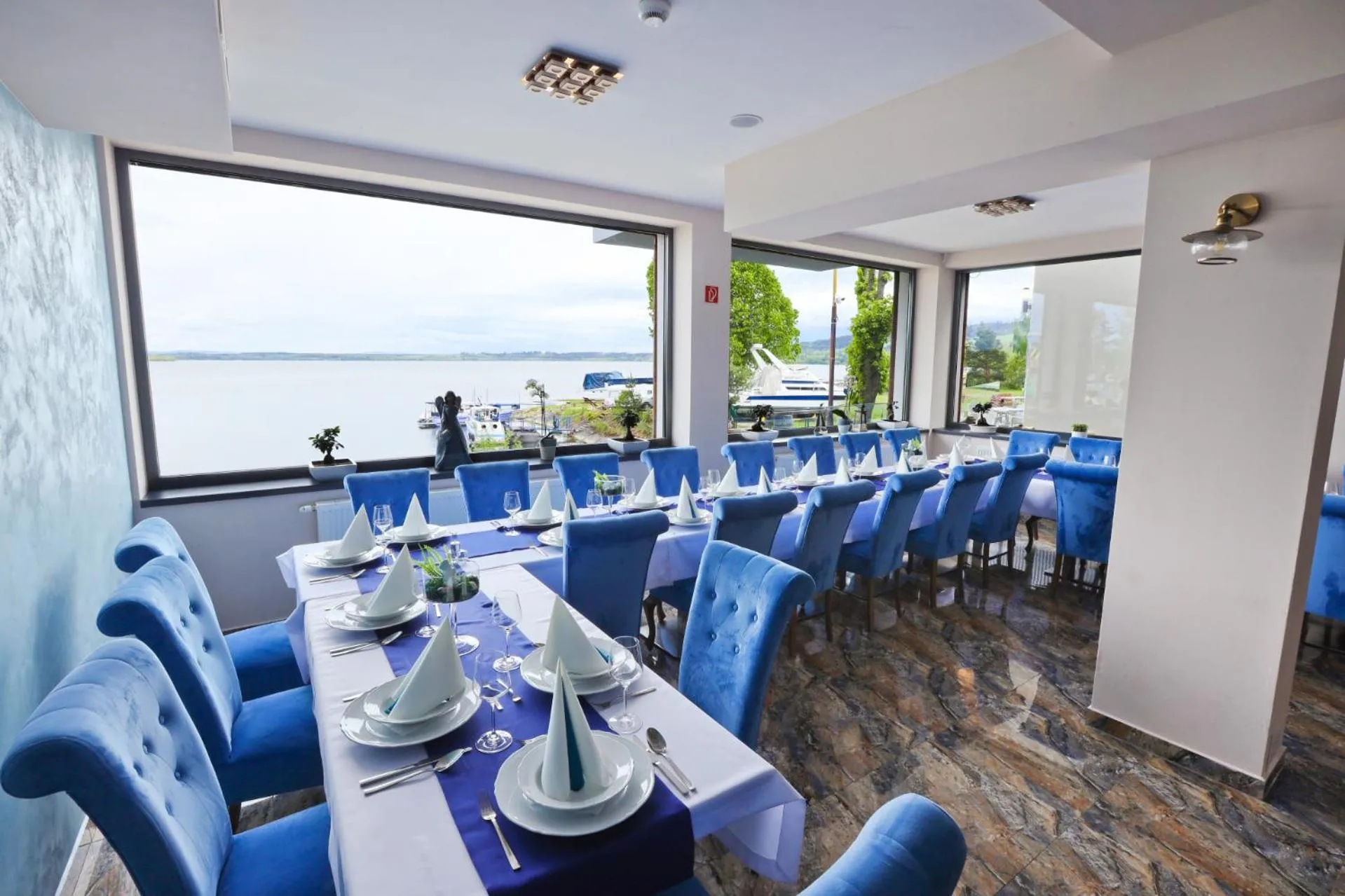 Restaurant/places to eat in Hotel Prístav