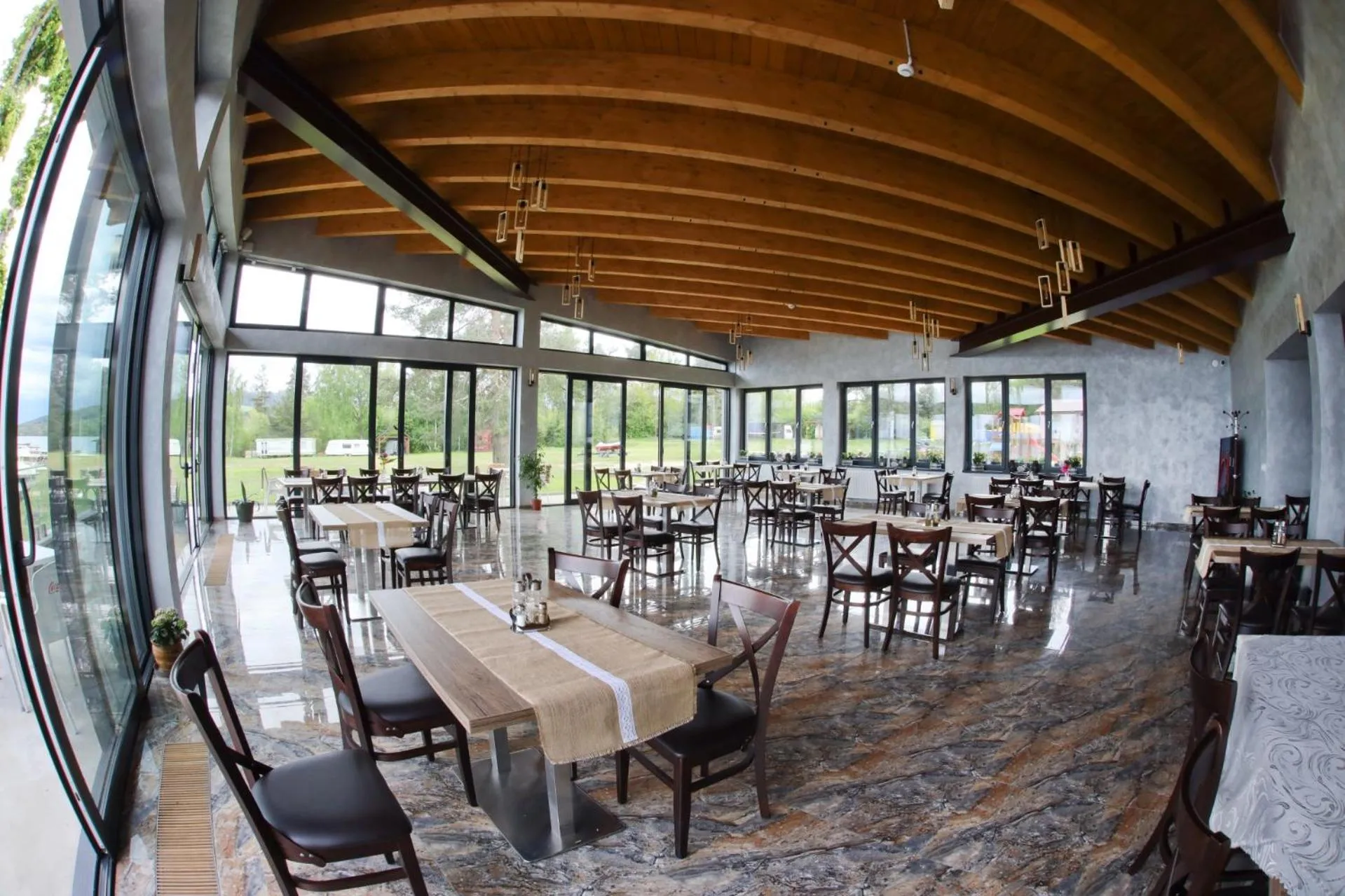 Restaurant/places to eat in Hotel Prístav