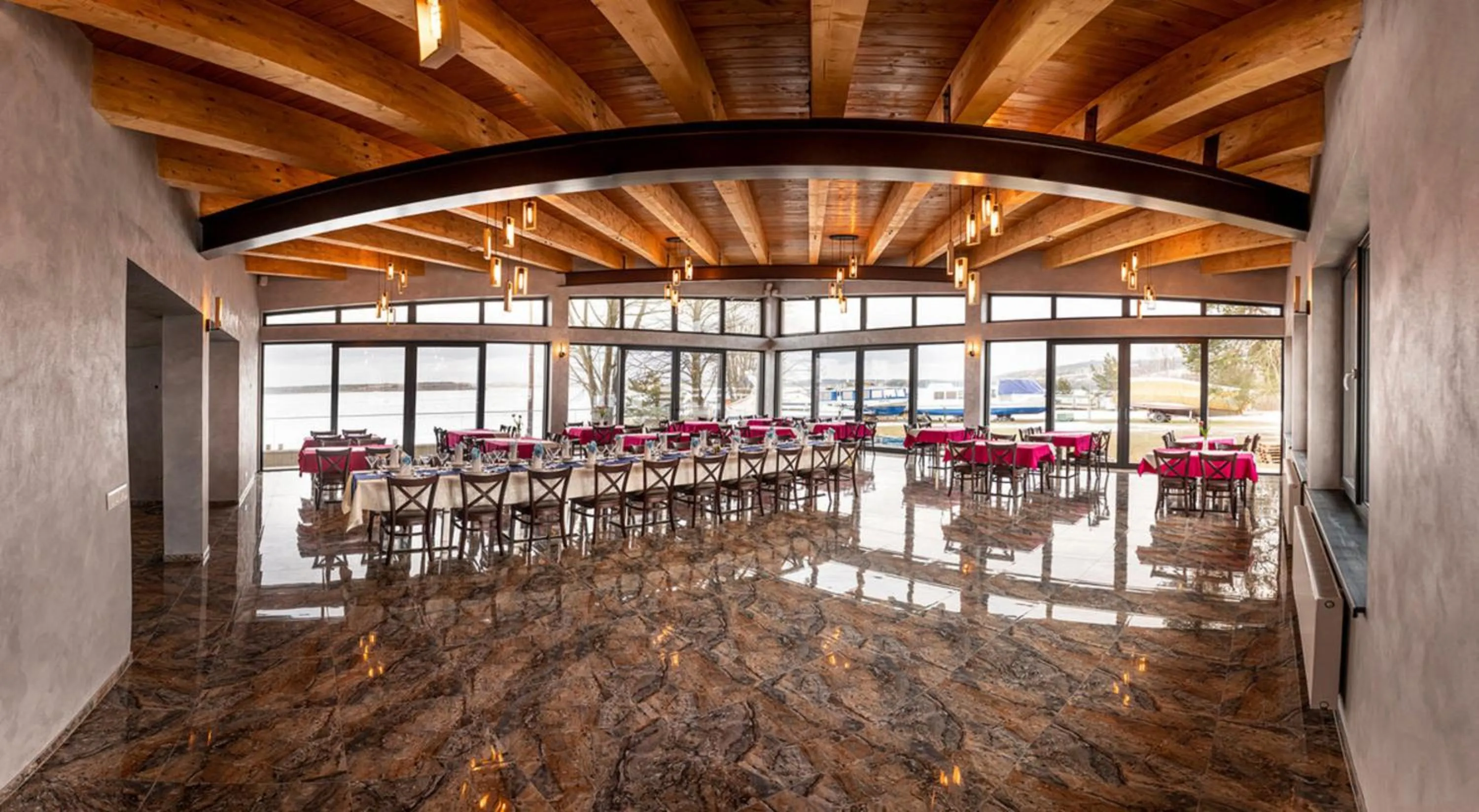 Restaurant/places to eat in Hotel Prístav