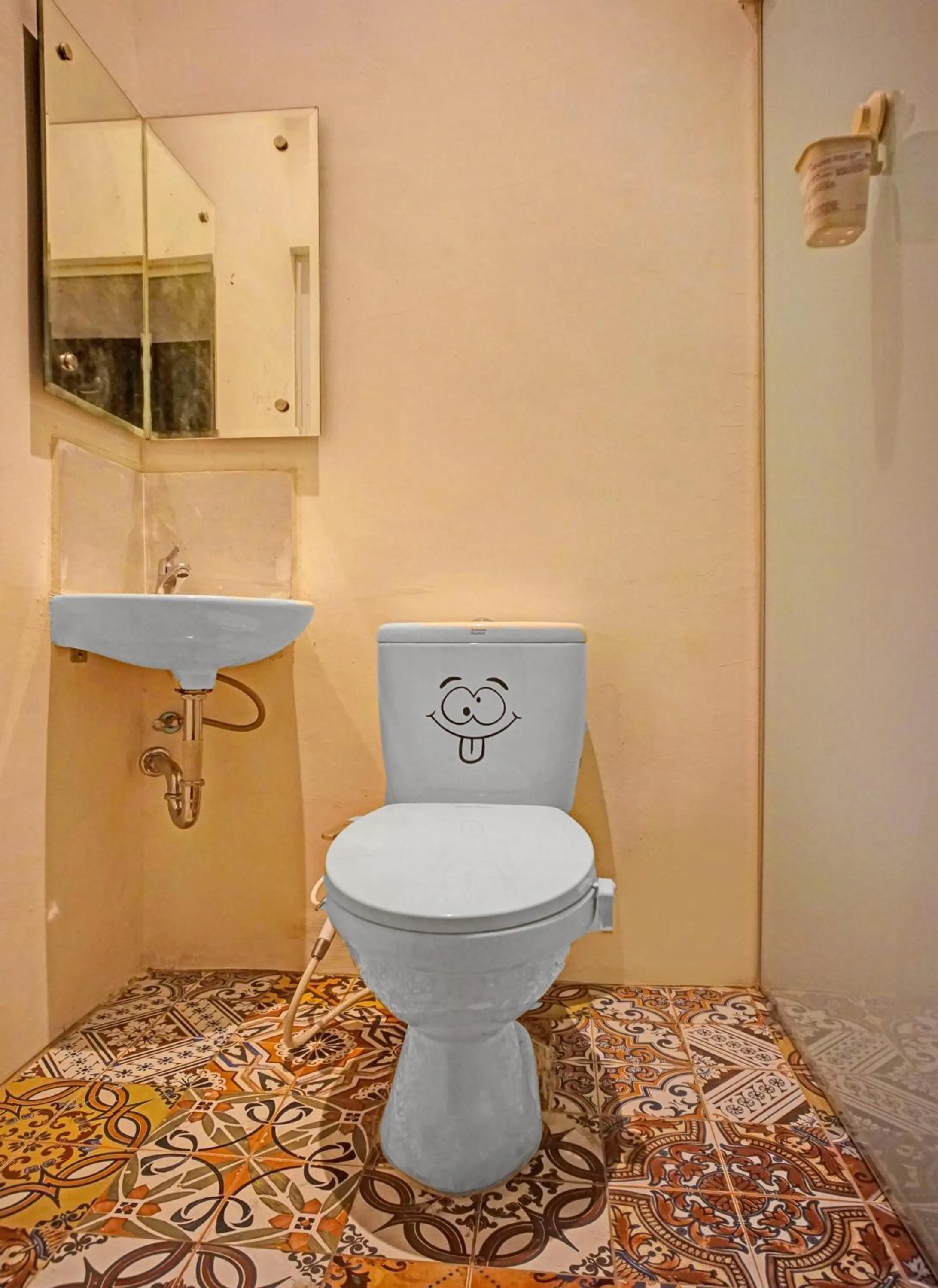 Bathroom in Hotel O Azzahra Guest House Syariah