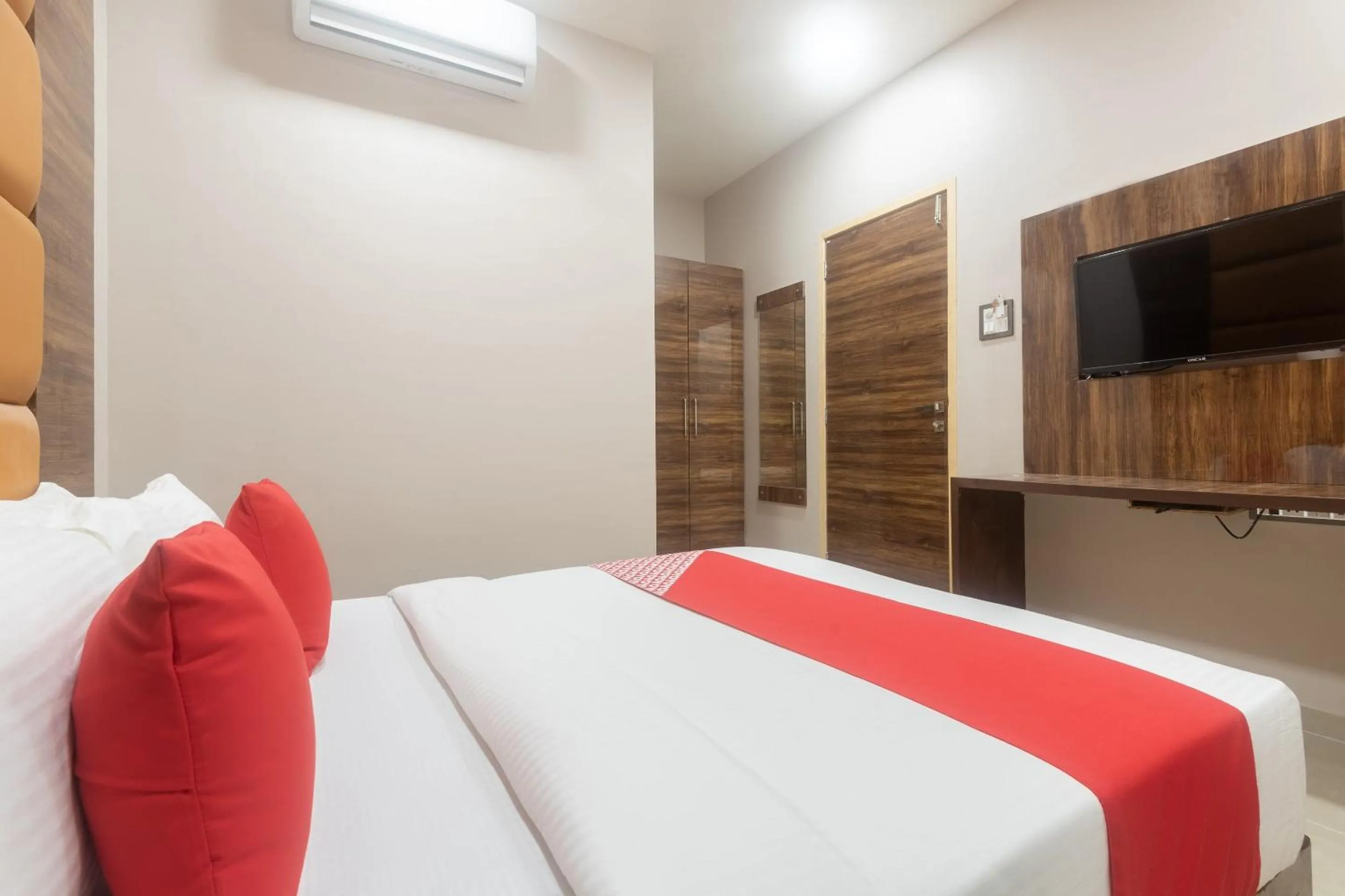 Bedroom, TV/Entertainment Center in OYO Hotel Blue Executive Near Chhatrapati Shivaji International Airport