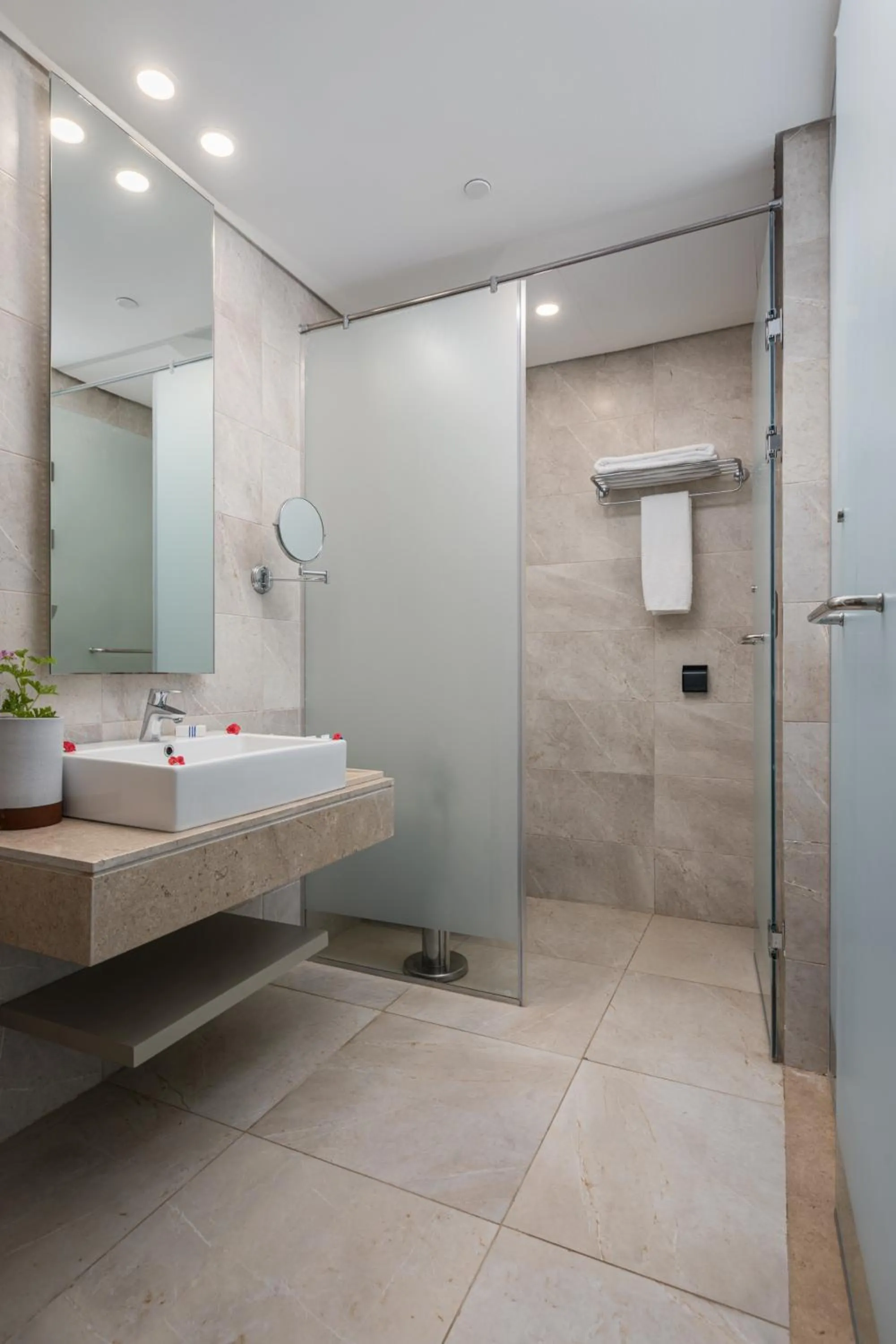 Shower in The G Hotel Seashell