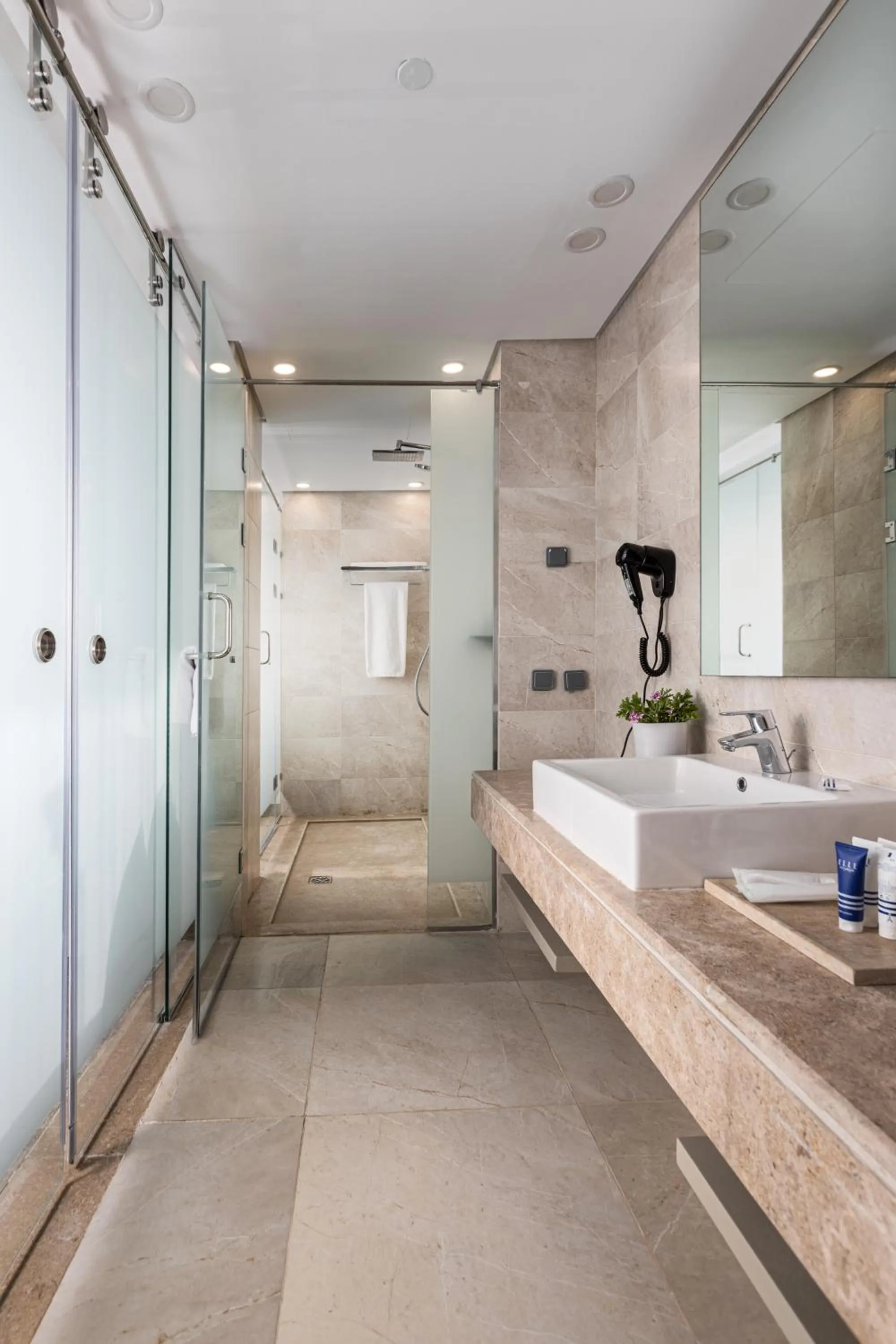 Shower in The G Hotel Seashell