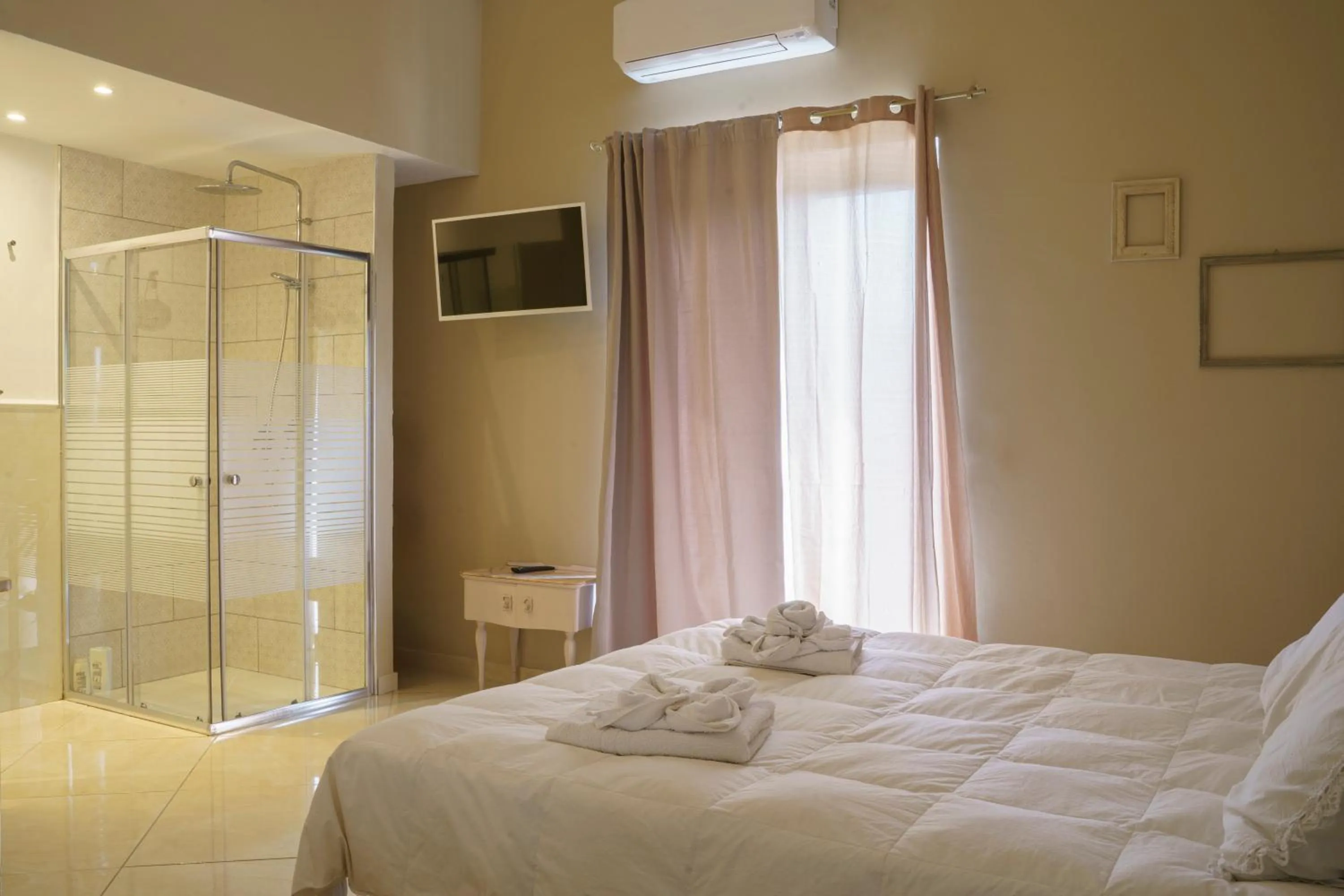 Shower, Bed in Il Panorama Housing Cilento