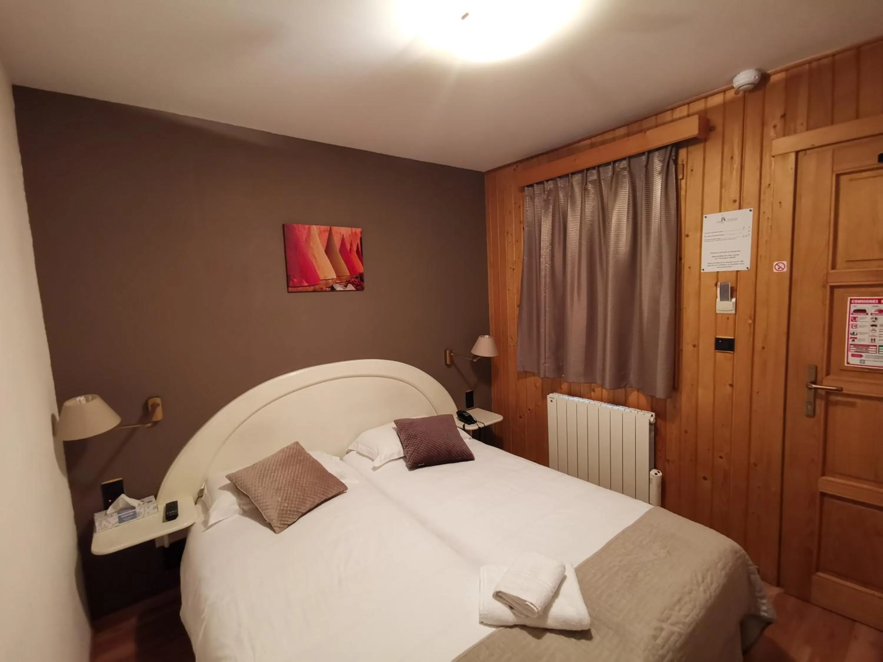 Bed in Auberge Saint-Jean