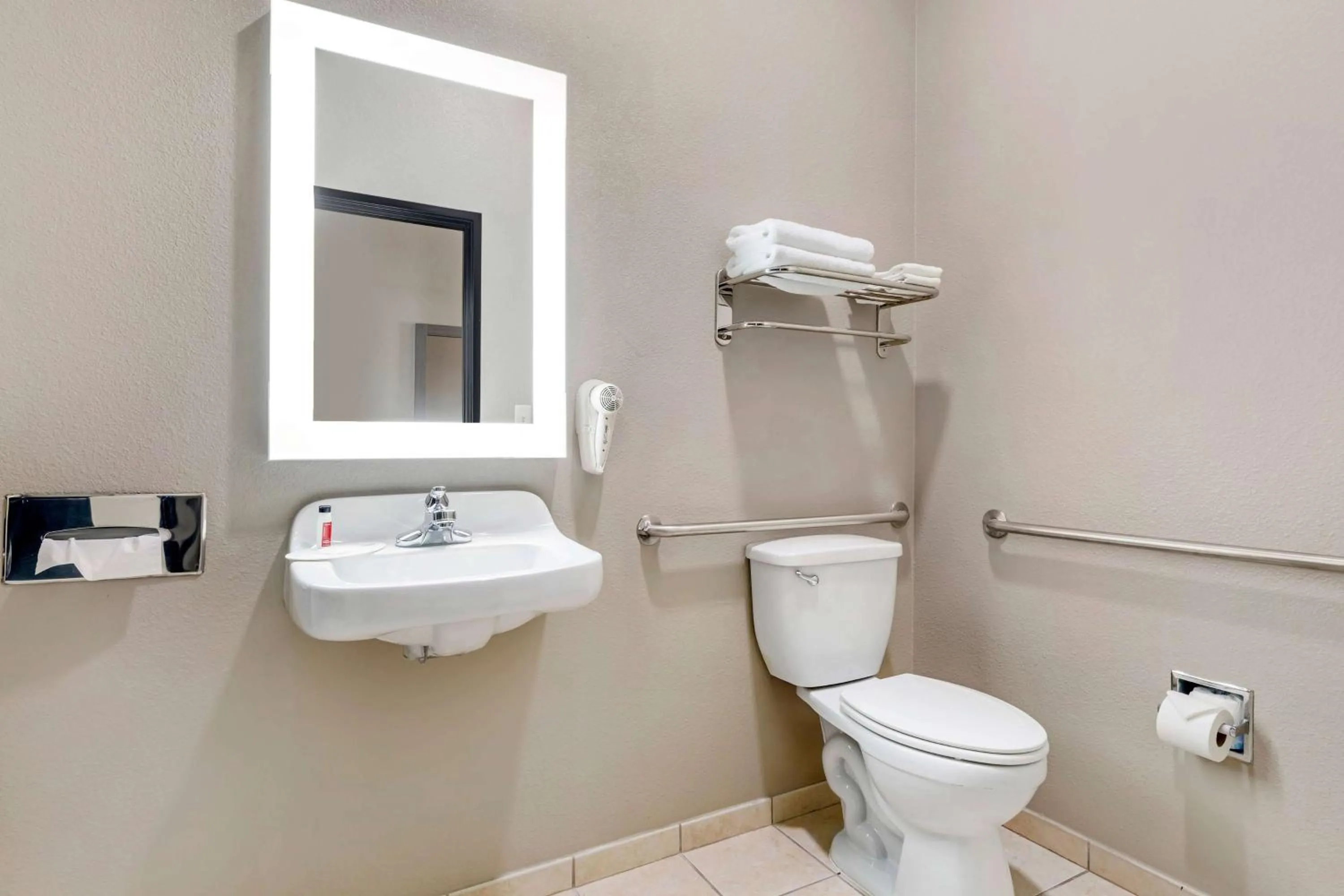 Bathroom in Super 8 by Wyndham Harker Heights Killeen - Fort Cavazos