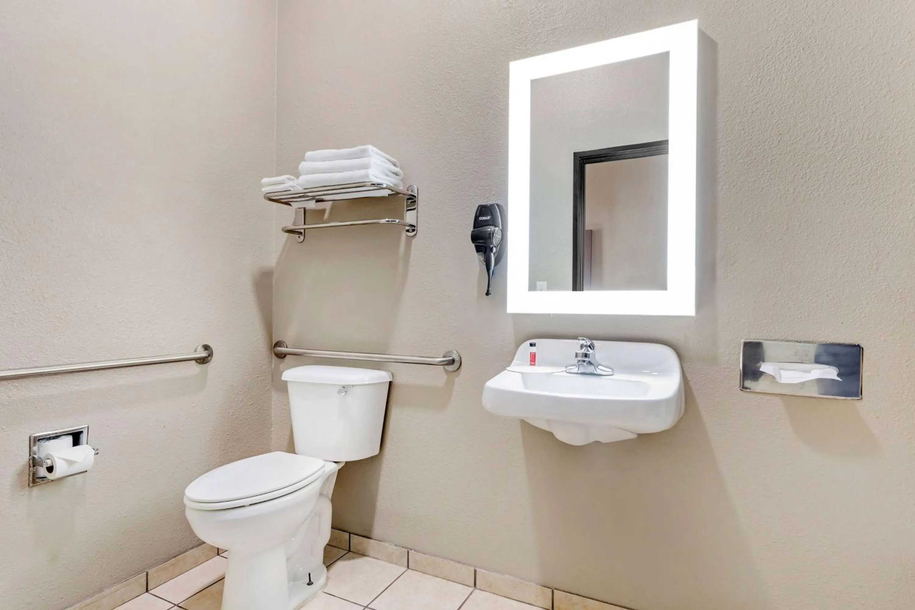 Bathroom in Super 8 by Wyndham Harker Heights Killeen - Fort Cavazos