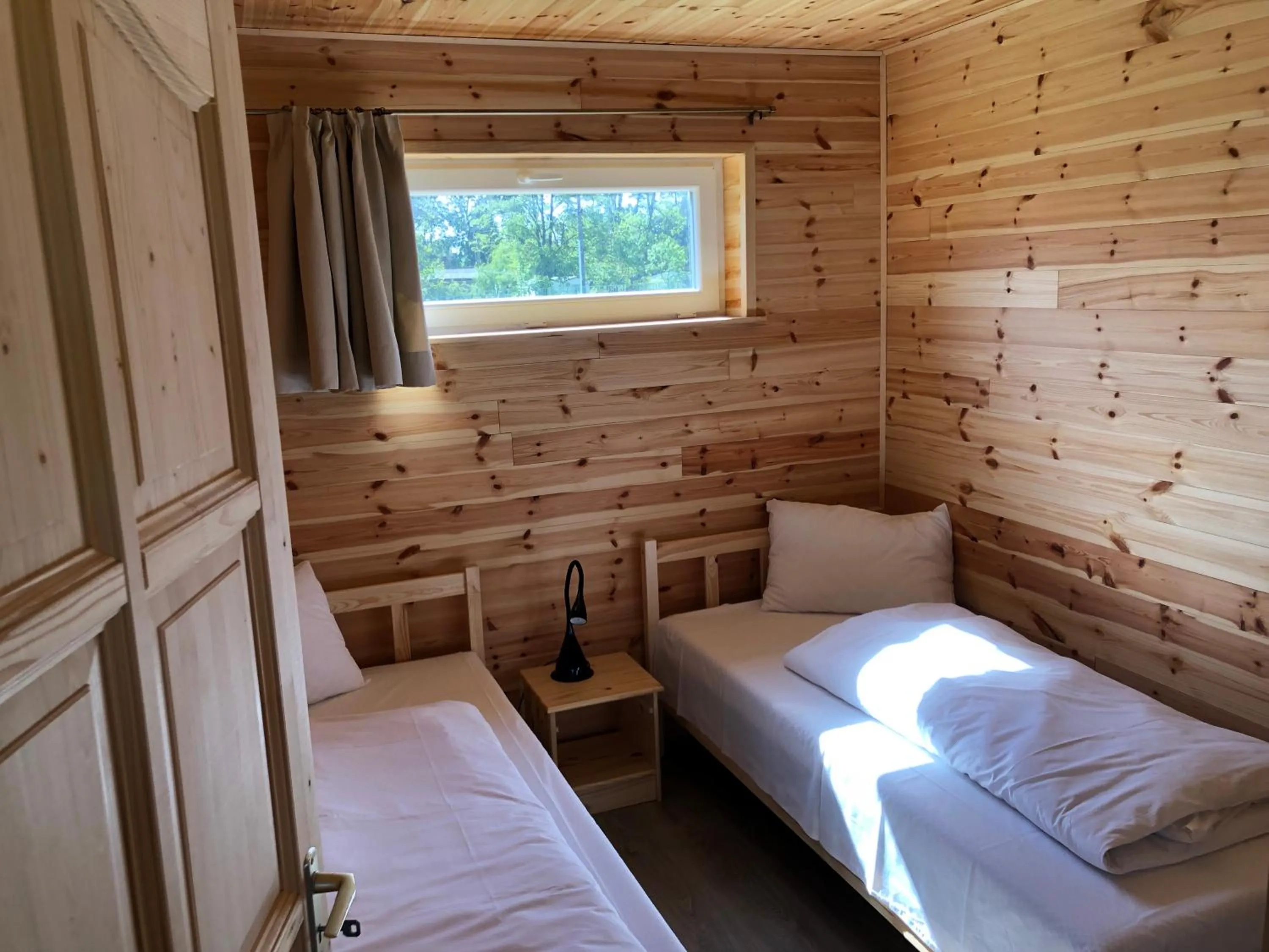 Bed in Napsugár Club és Panzió