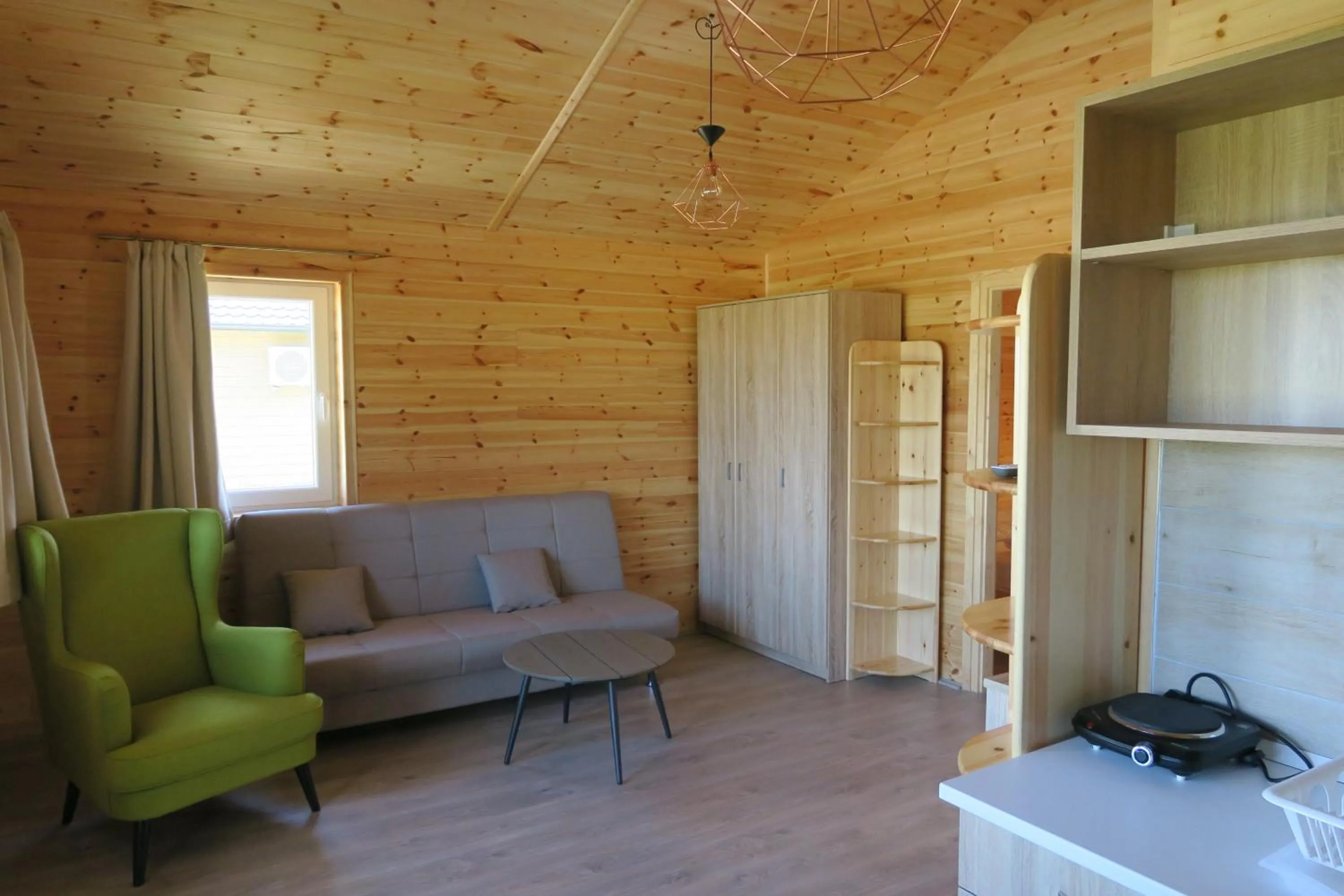 Communal lounge/ TV room in Napsugár Club és Panzió