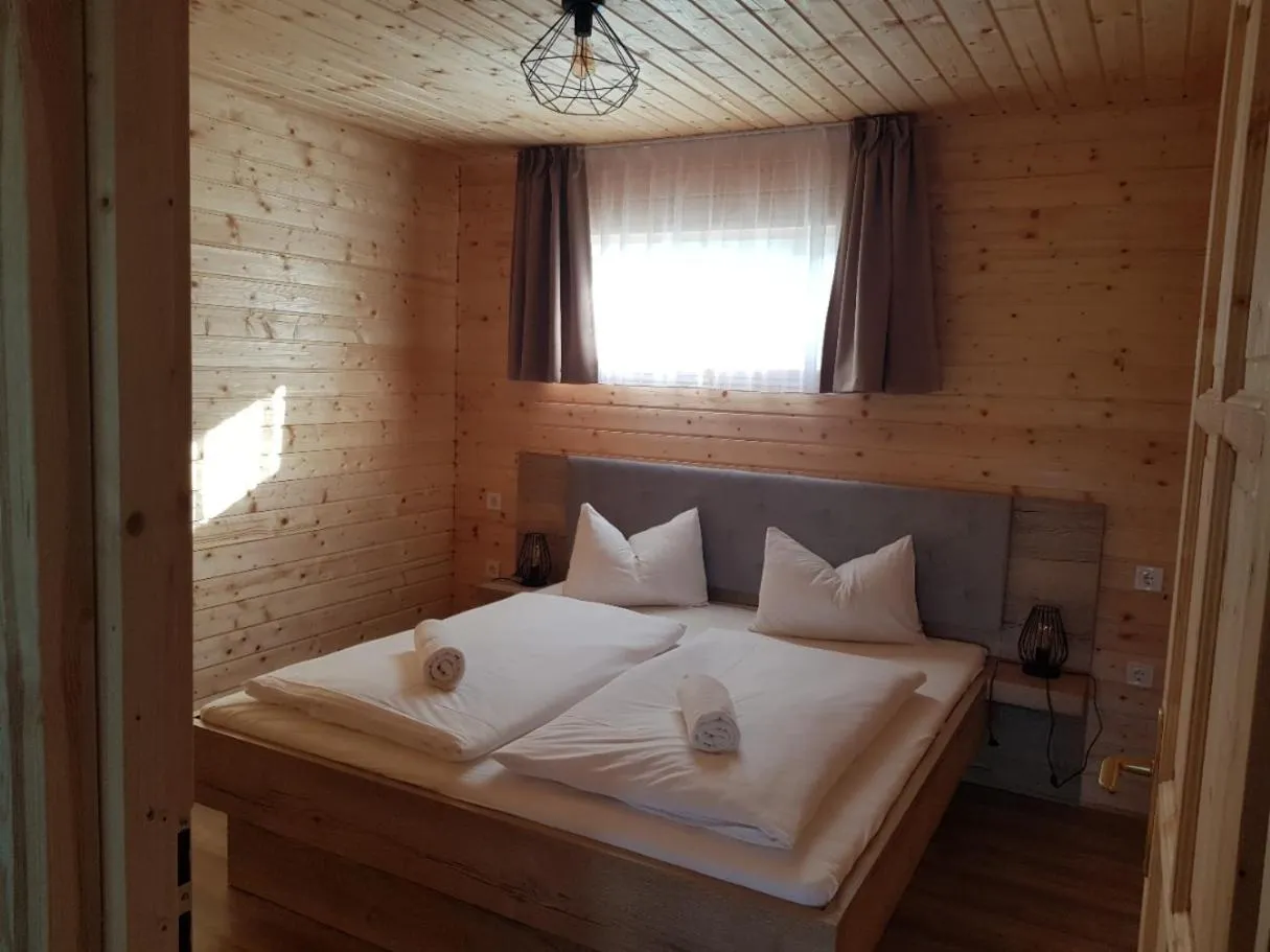 Bed in Napsugár Club és Panzió